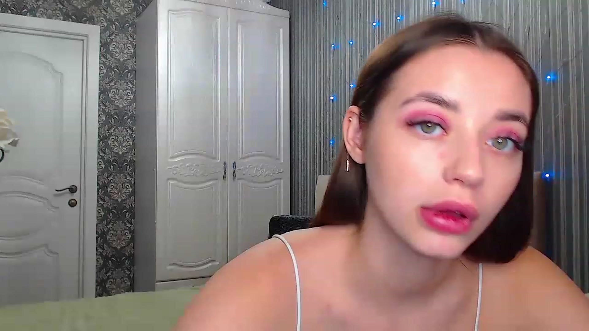 Gallery image thumbnail from EmeraldLilyyy's myfreecams stream on, 12/09/2022, 09:30 image 7 of 20