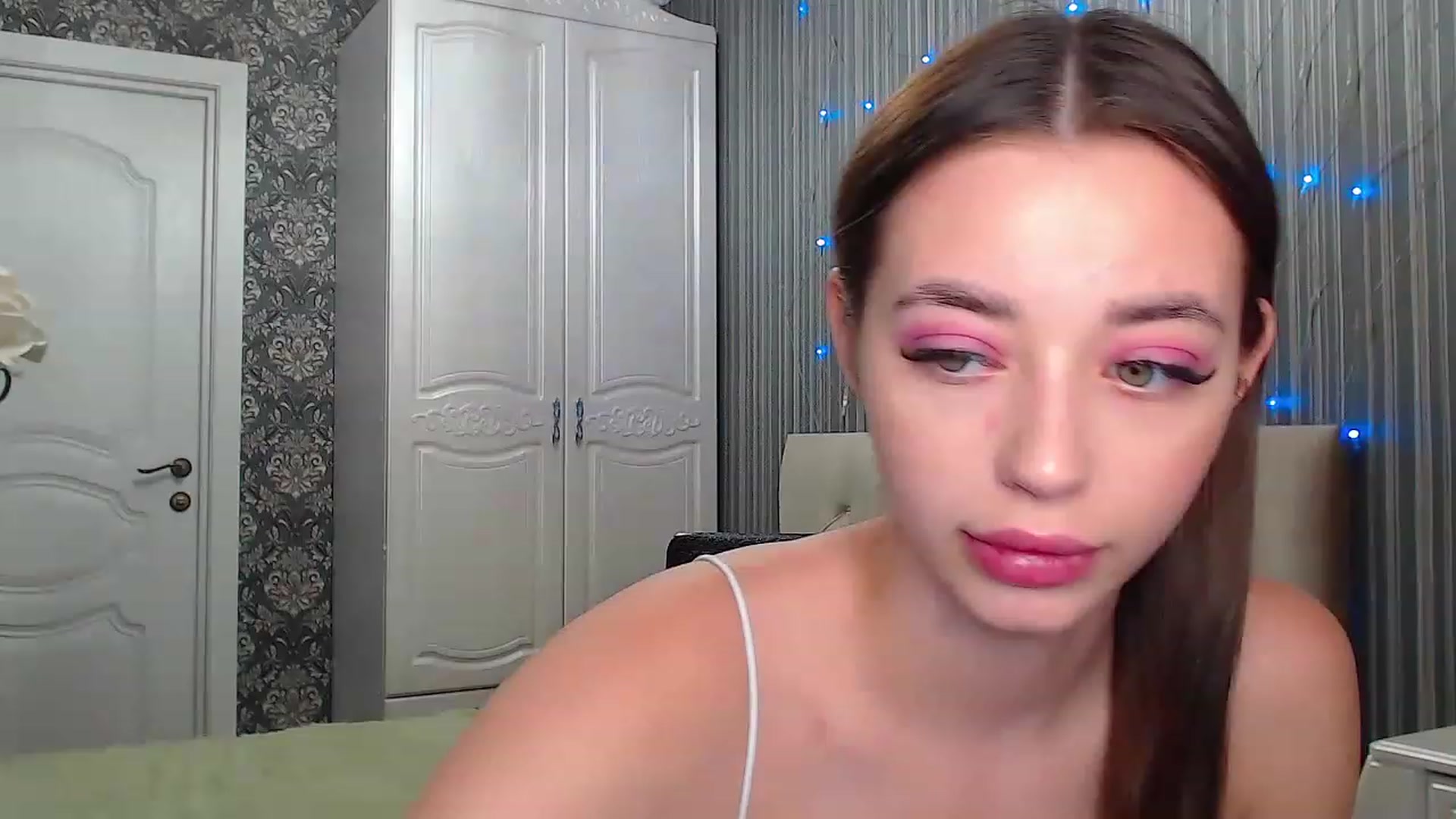 Gallery image thumbnail from EmeraldLilyyy's myfreecams stream on, 12/09/2022, 09:30 image 6 of 20