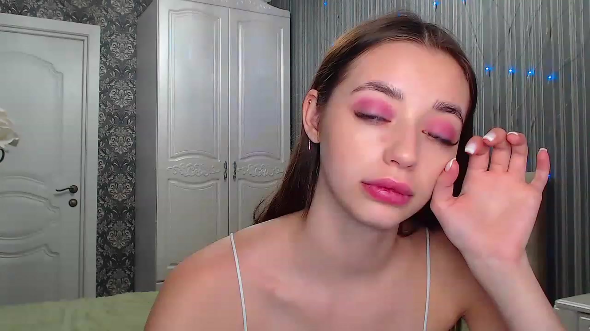 Gallery image thumbnail from EmeraldLilyyy's myfreecams stream on, 12/09/2022, 09:30 image 12 of 20