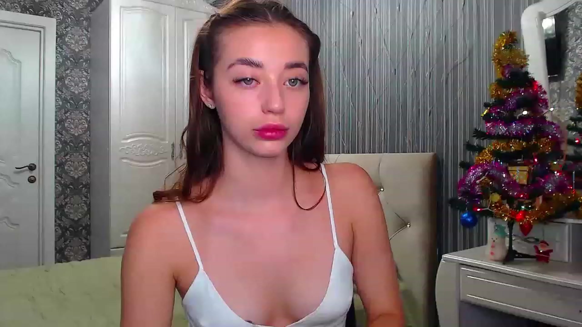 Gallery image thumbnail from EmeraldLilyyy's myfreecams stream on, 12/19/2022, 08:01 image 16 of 20