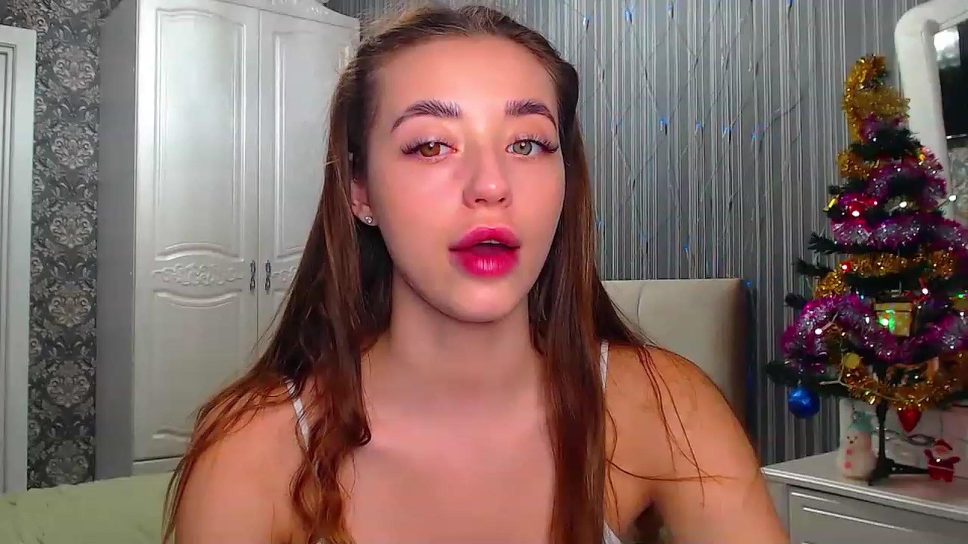 Gallery image thumbnail from EmeraldLilyyy's myfreecams stream on, 12/19/2022, 08:01 image 6 of 20