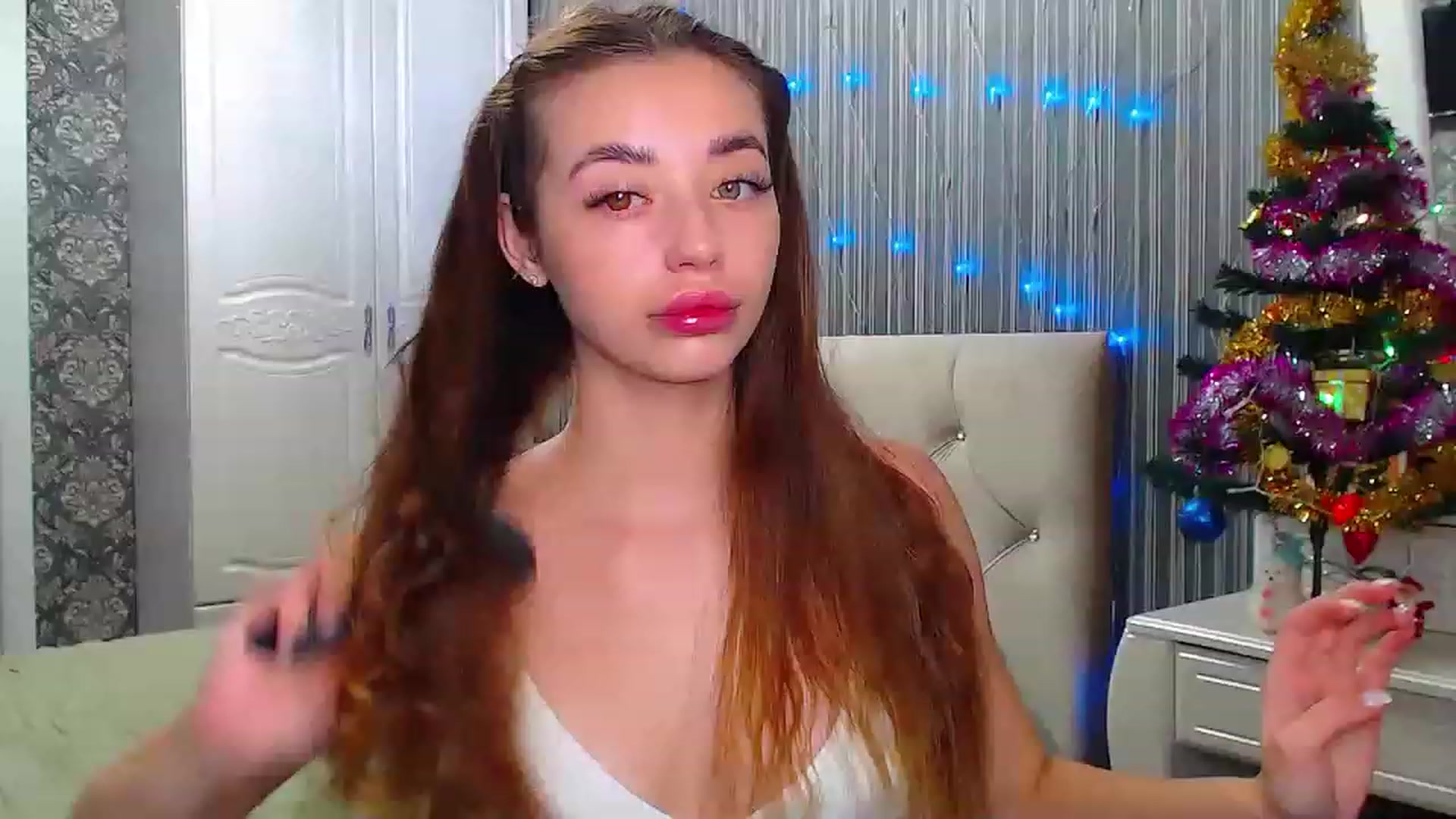 Gallery image thumbnail from EmeraldLilyyy's myfreecams stream on, 12/19/2022, 08:01 image 3 of 20