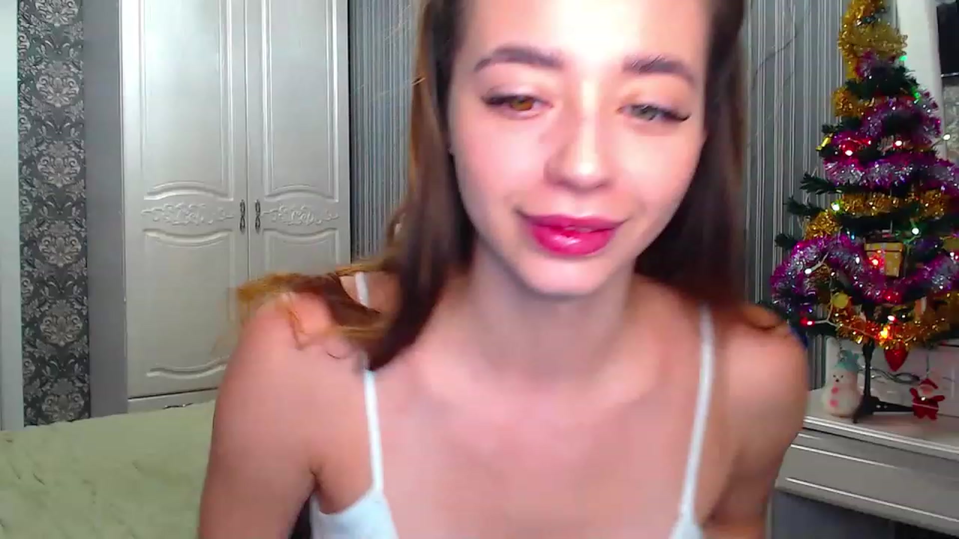 Gallery image thumbnail from EmeraldLilyyy's myfreecams stream on, 12/19/2022, 08:01 image 5 of 20