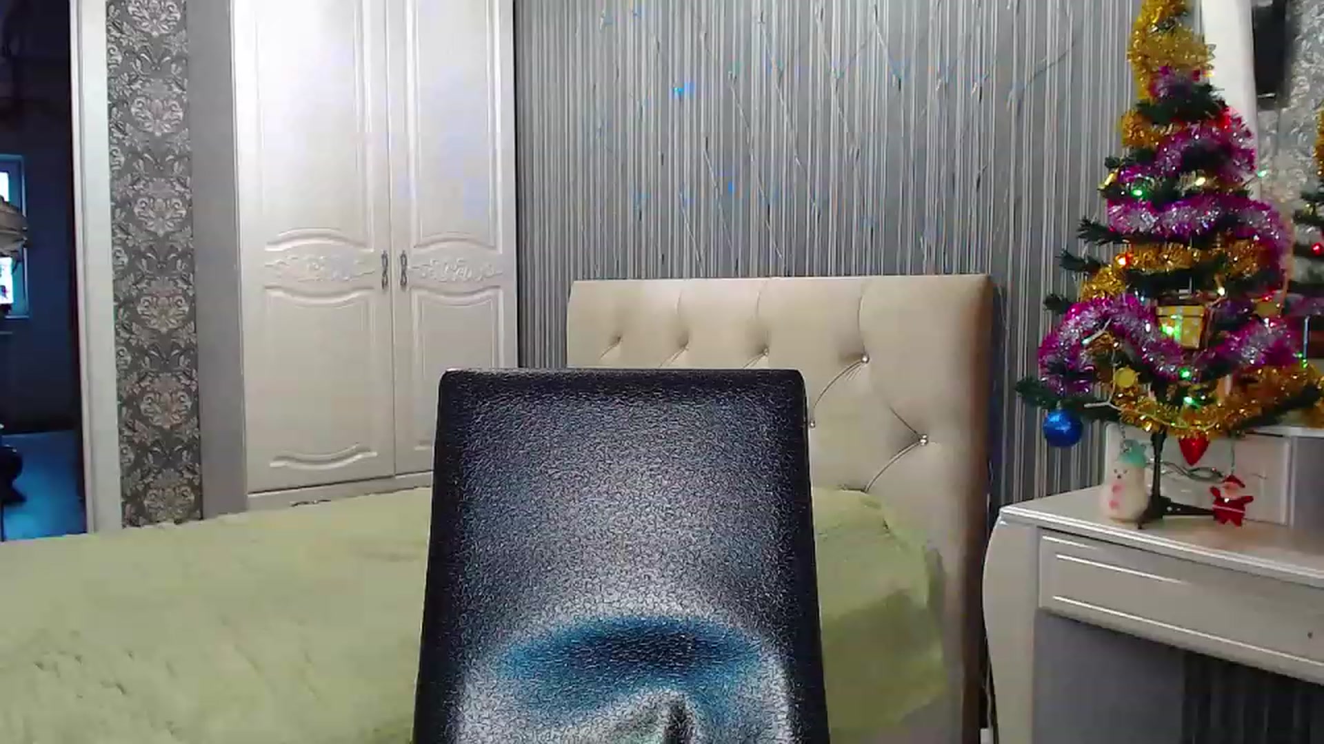 Gallery image thumbnail from EmeraldLilyyy's myfreecams stream on, 12/19/2022, 10:05 image 15 of 20