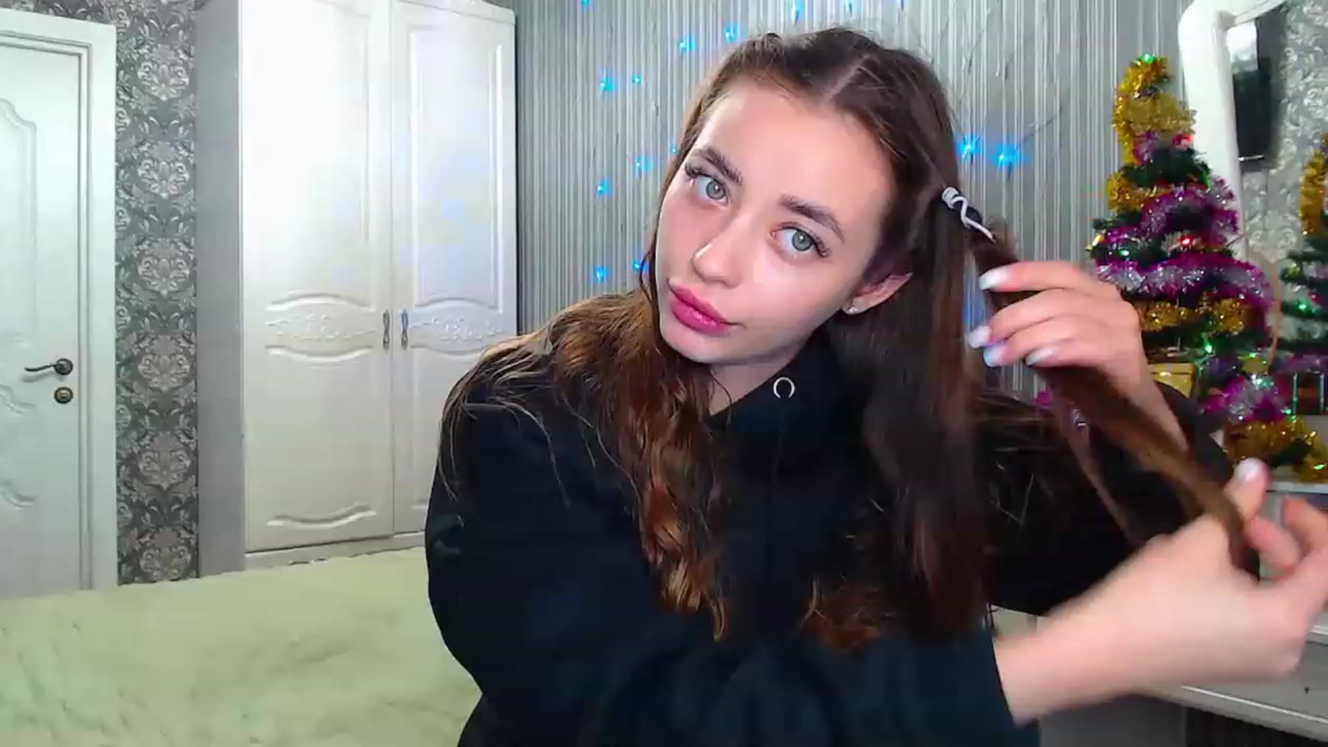 Gallery image thumbnail from EmeraldLilyyy's myfreecams stream on, 12/19/2022, 10:05 image 20 of 20