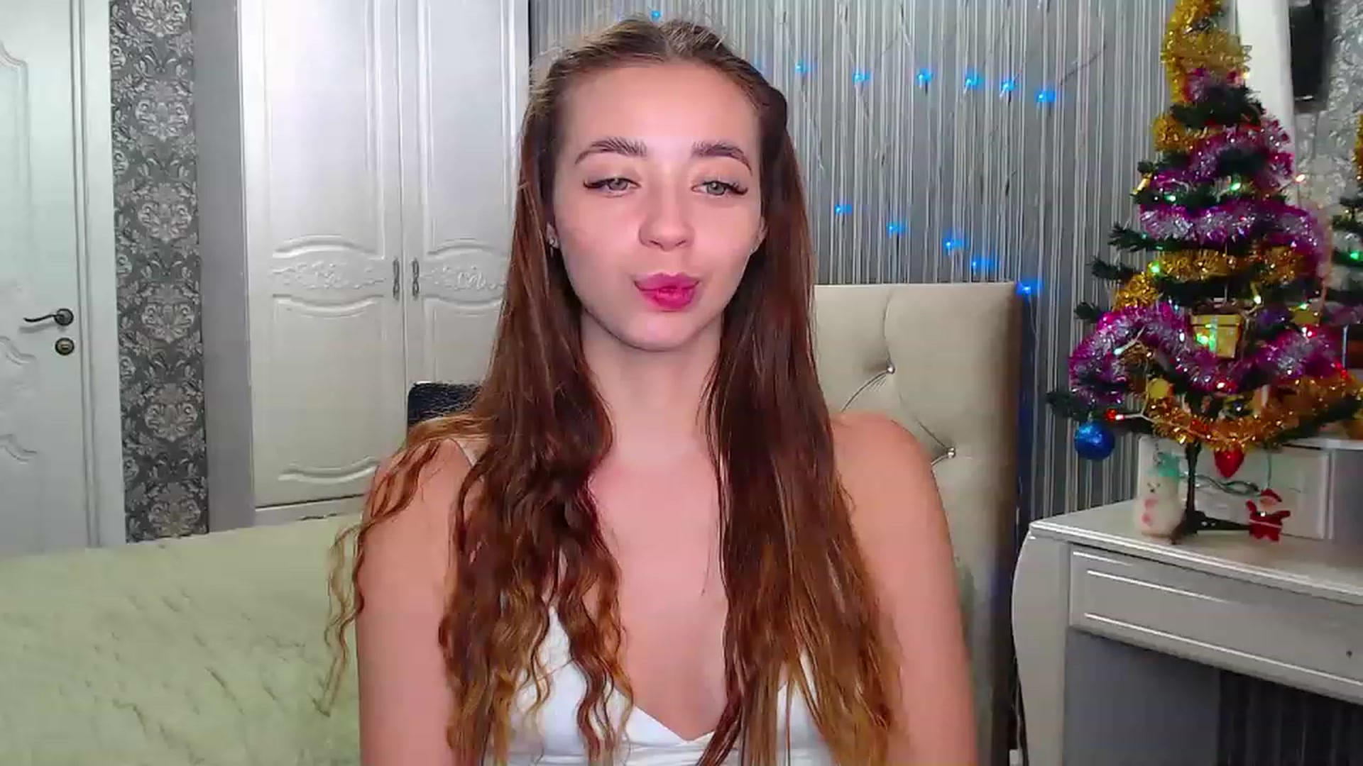 Gallery image thumbnail from EmeraldLilyyy's myfreecams stream on, 12/19/2022, 10:05 image 14 of 20