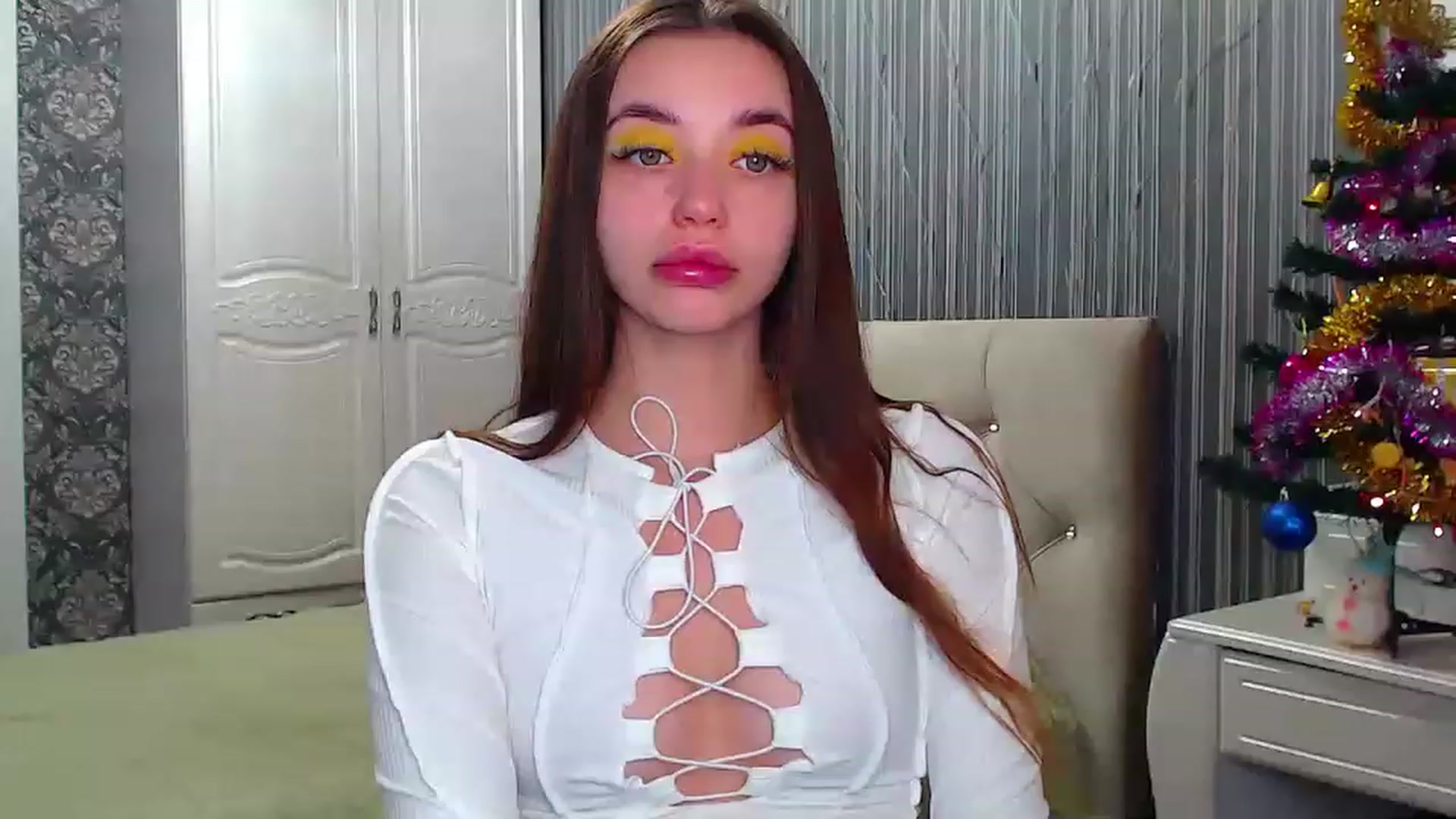 Gallery image thumbnail from EmeraldLilyyy's myfreecams stream on, 12/20/2022, 07:15 image 18 of 20