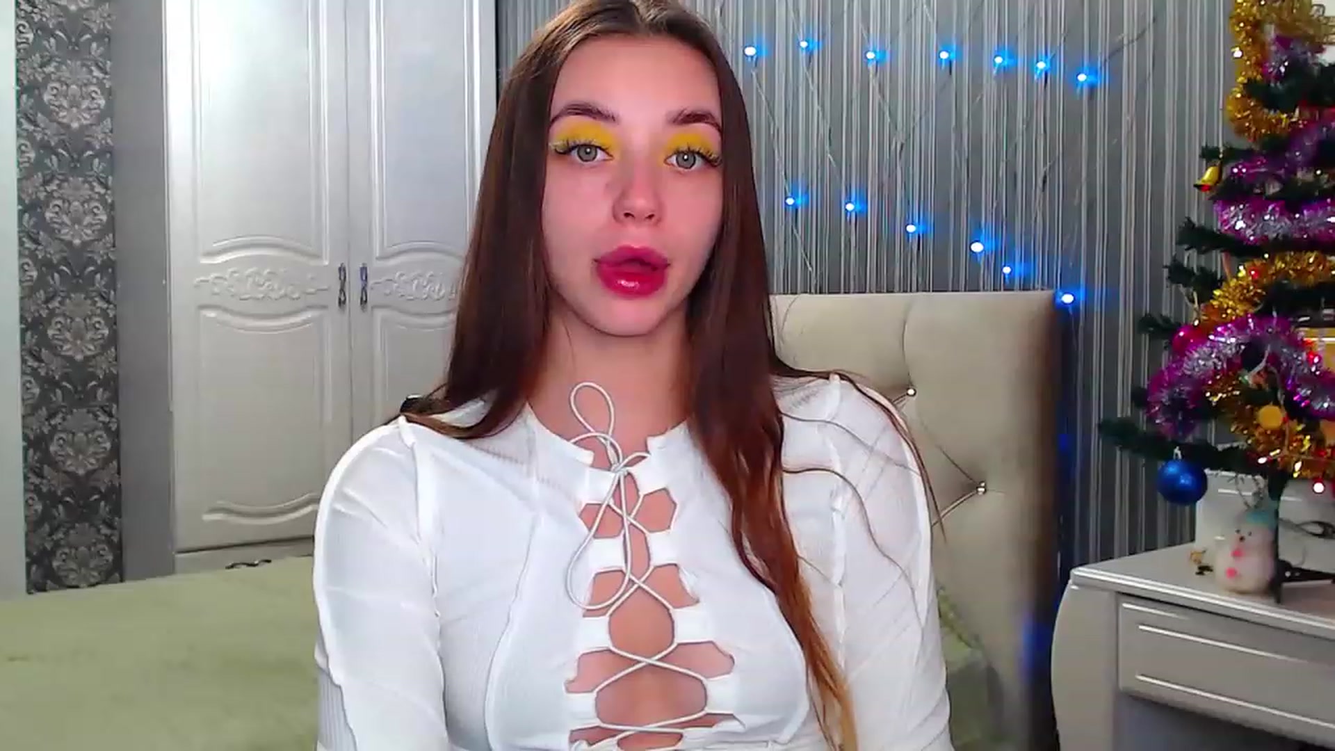 Gallery image thumbnail from EmeraldLilyyy's myfreecams stream on, 12/20/2022, 07:15 image 20 of 20