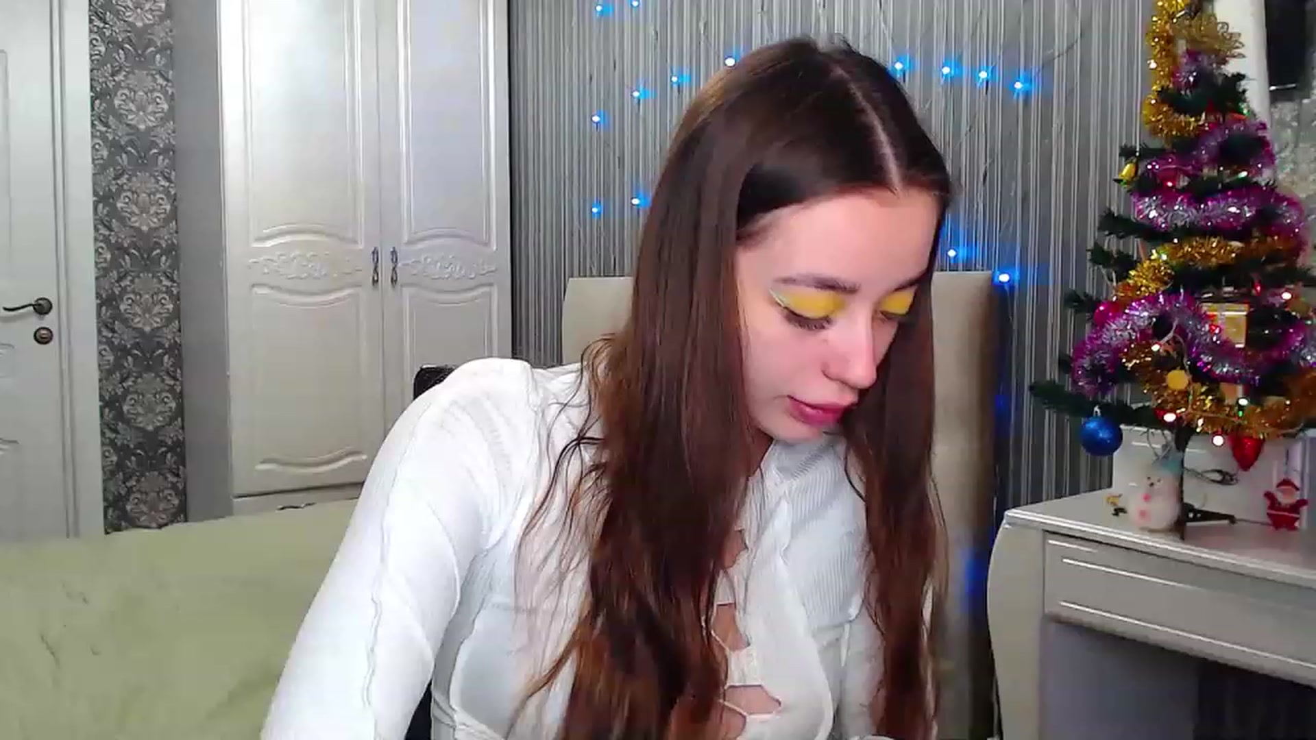 Gallery image thumbnail from EmeraldLilyyy's myfreecams stream on, 12/20/2022, 07:54 image 17 of 20