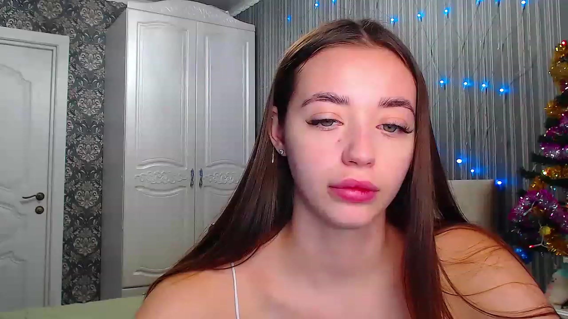 Gallery image thumbnail from EmeraldLilyyy's myfreecams stream on, 12/21/2022, 09:01 image 6 of 20