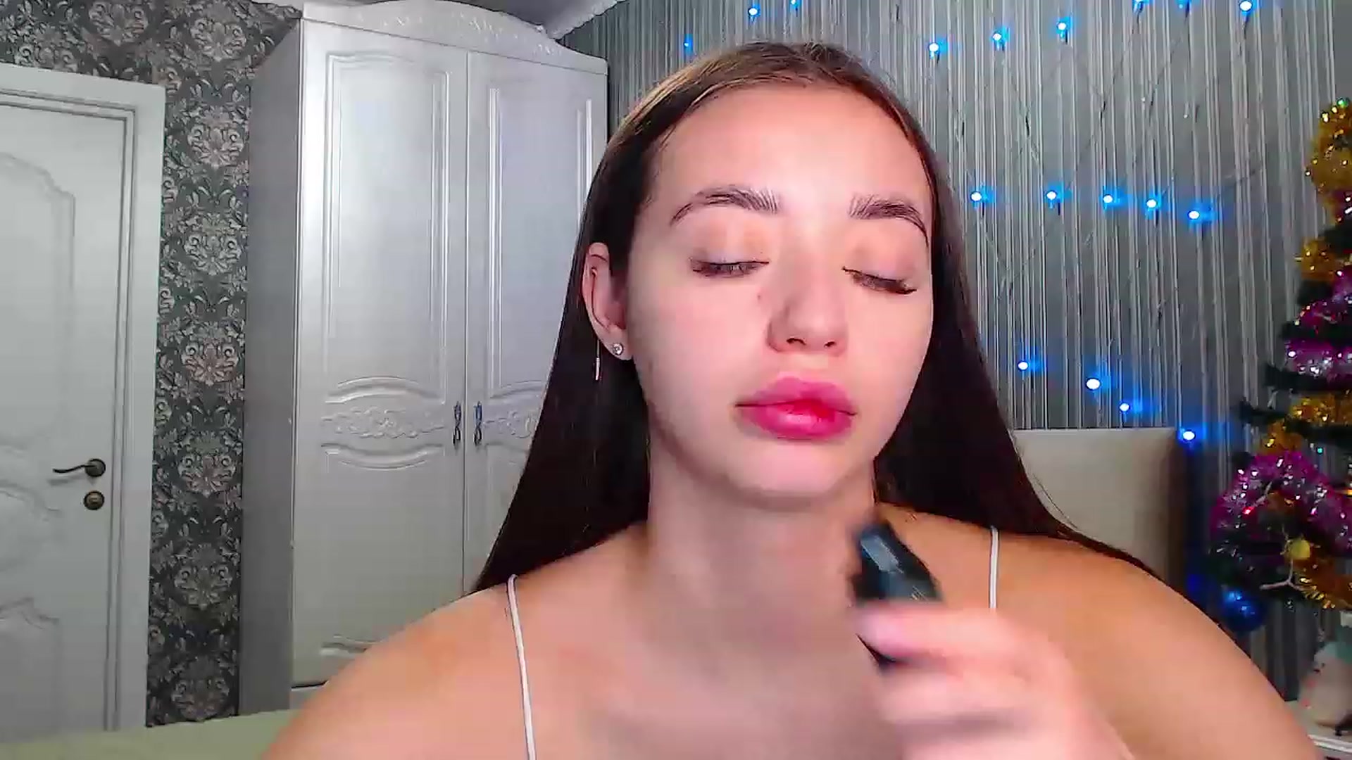 Gallery image thumbnail from EmeraldLilyyy's myfreecams stream on, 12/21/2022, 09:01 image 10 of 20
