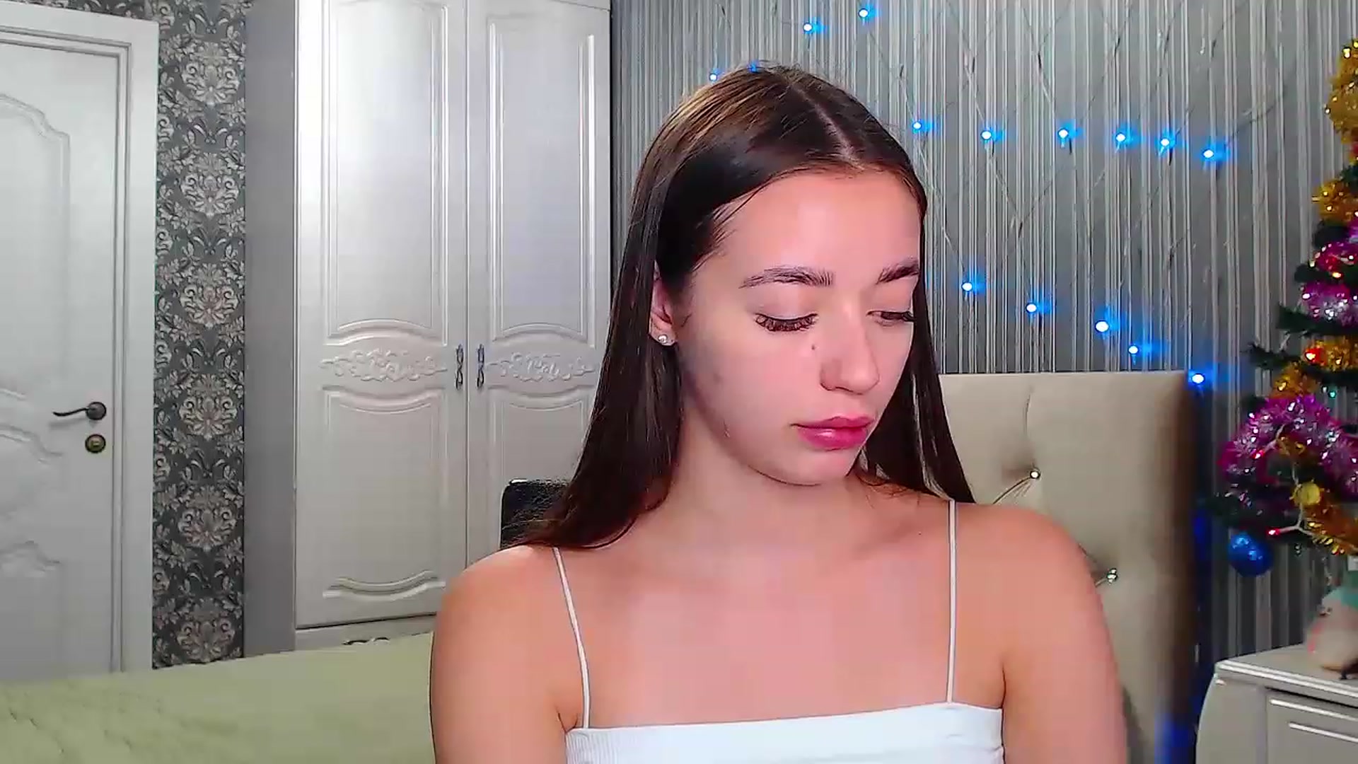 Gallery image thumbnail from EmeraldLilyyy's myfreecams stream on, 12/21/2022, 09:01 image 18 of 20