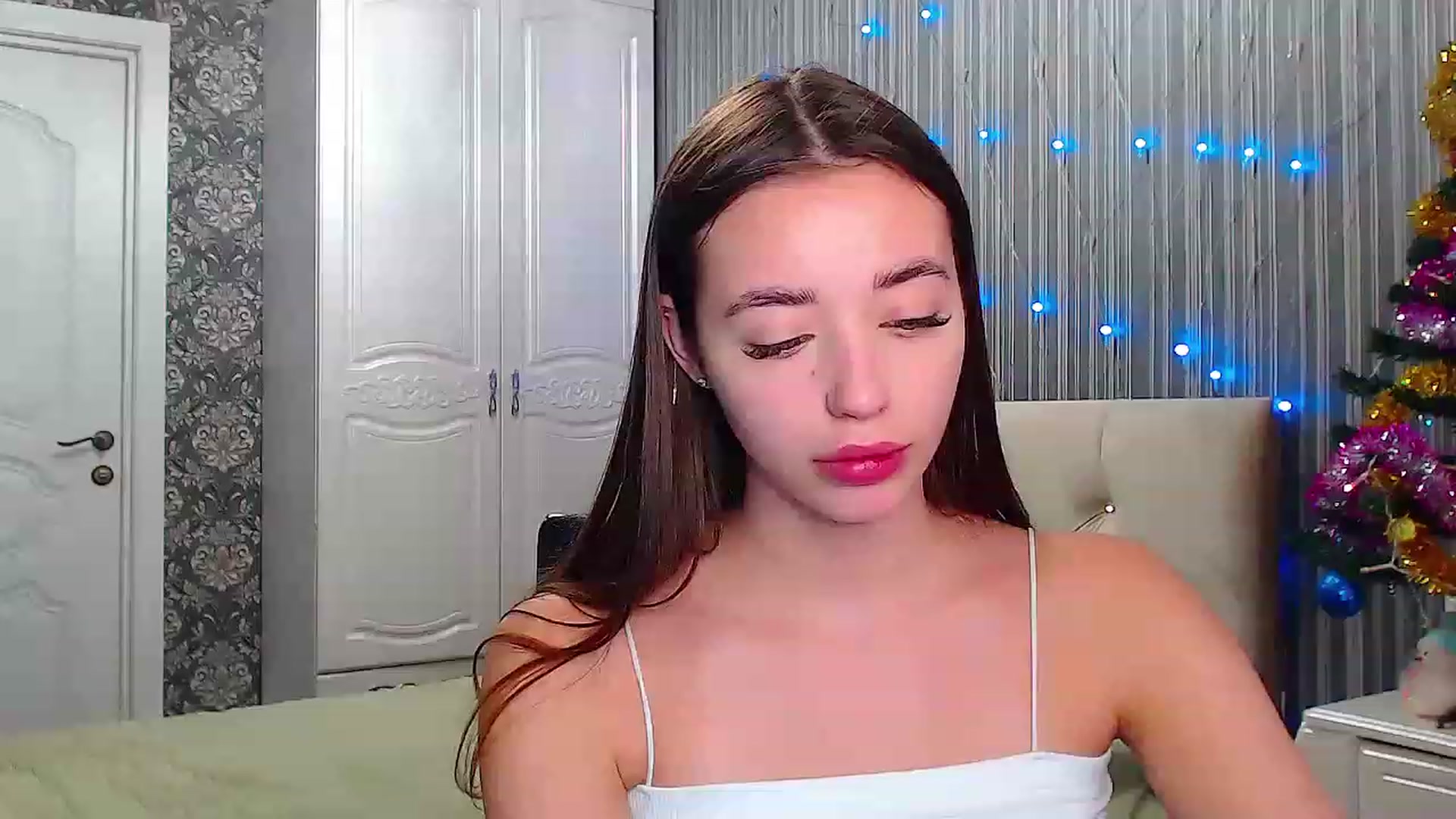 Gallery image thumbnail from EmeraldLilyyy's myfreecams stream on, 12/21/2022, 09:01 image 16 of 20