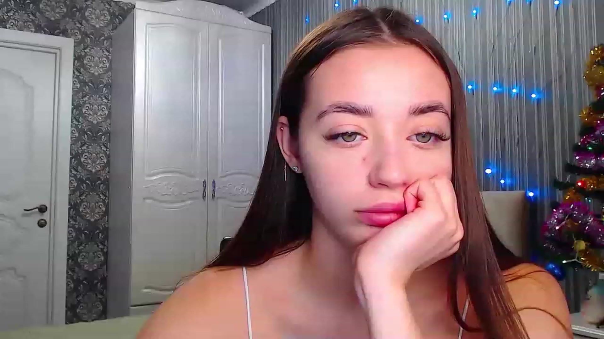 Gallery image thumbnail from EmeraldLilyyy's myfreecams stream on, 12/21/2022, 09:01 image 4 of 20