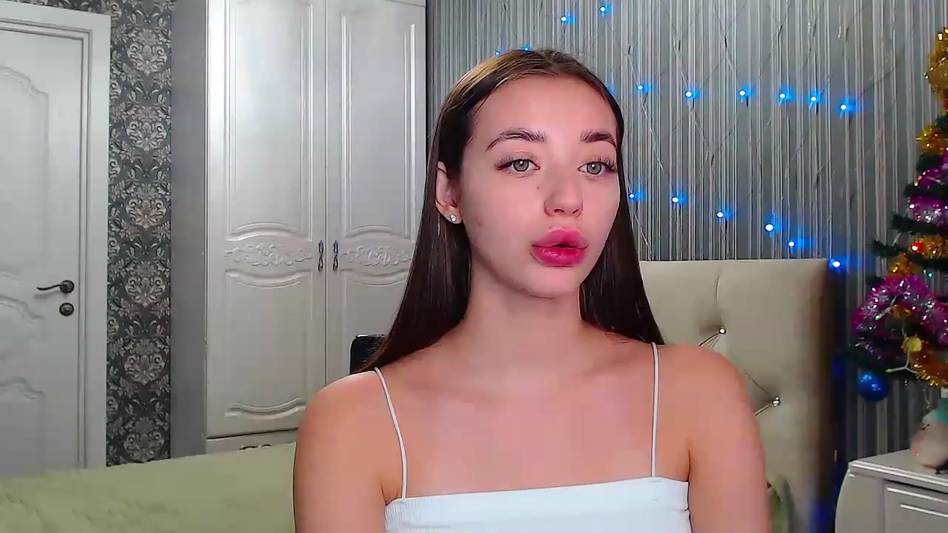 Gallery image thumbnail from EmeraldLilyyy's myfreecams stream on, 12/21/2022, 09:01 image 15 of 20