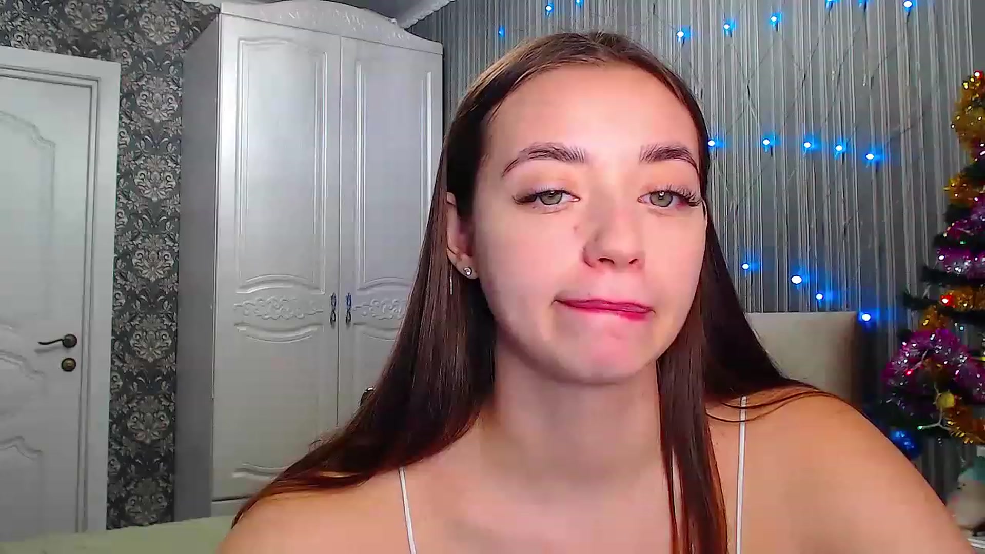 Gallery image thumbnail from EmeraldLilyyy's myfreecams stream on, 12/21/2022, 09:01 image 12 of 20