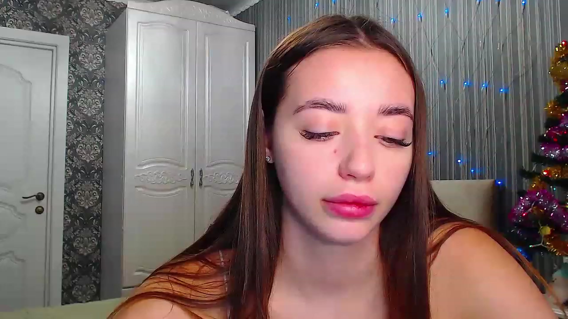 Gallery image thumbnail from EmeraldLilyyy's myfreecams stream on, 12/21/2022, 09:01 image 9 of 20