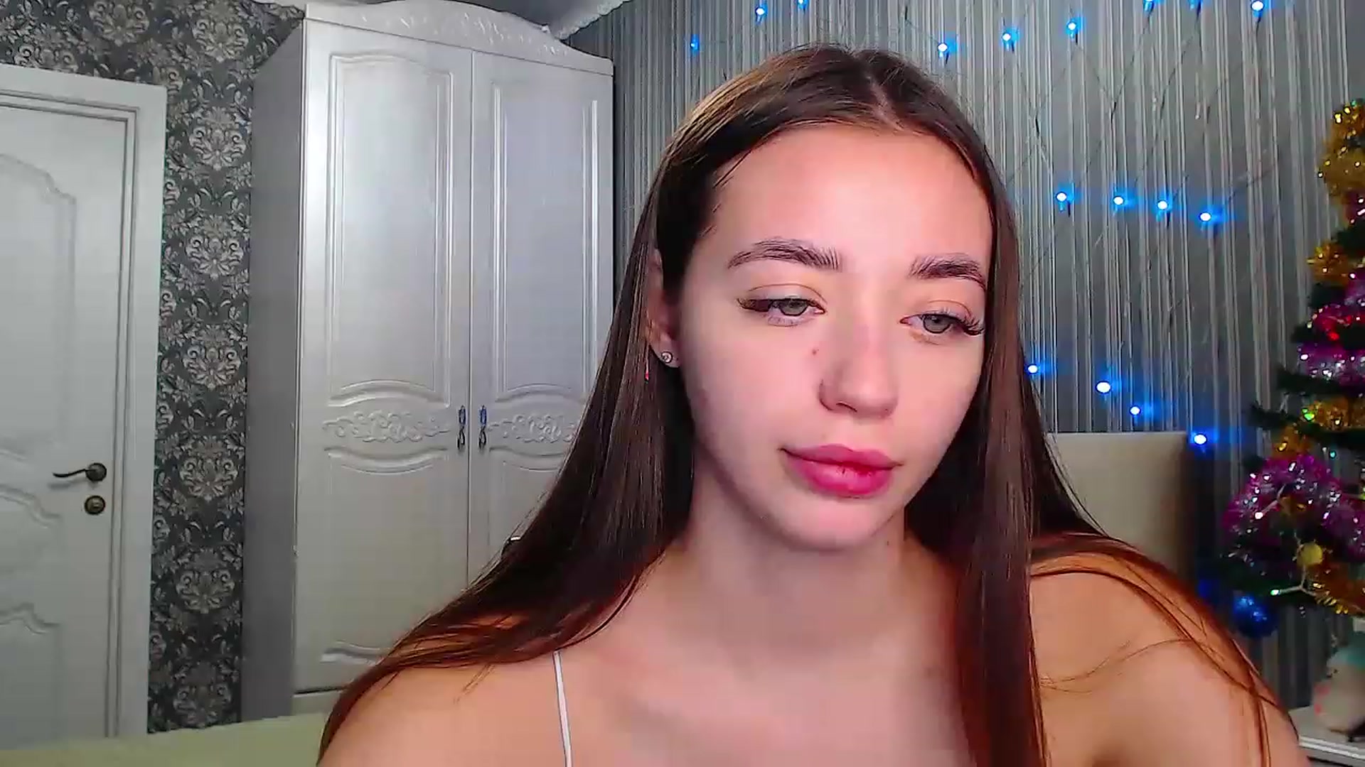 Gallery image thumbnail from EmeraldLilyyy's myfreecams stream on, 12/21/2022, 09:01 image 7 of 20