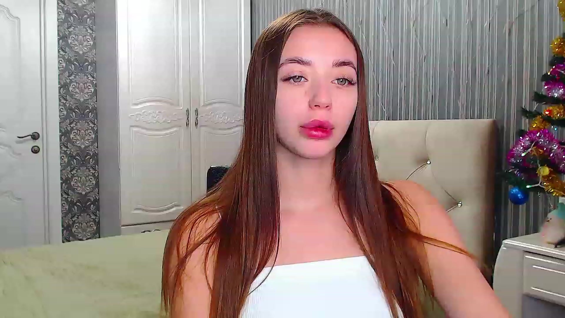 Gallery image thumbnail from EmeraldLilyyy's myfreecams stream on, 12/21/2022, 09:01 image 1 of 20