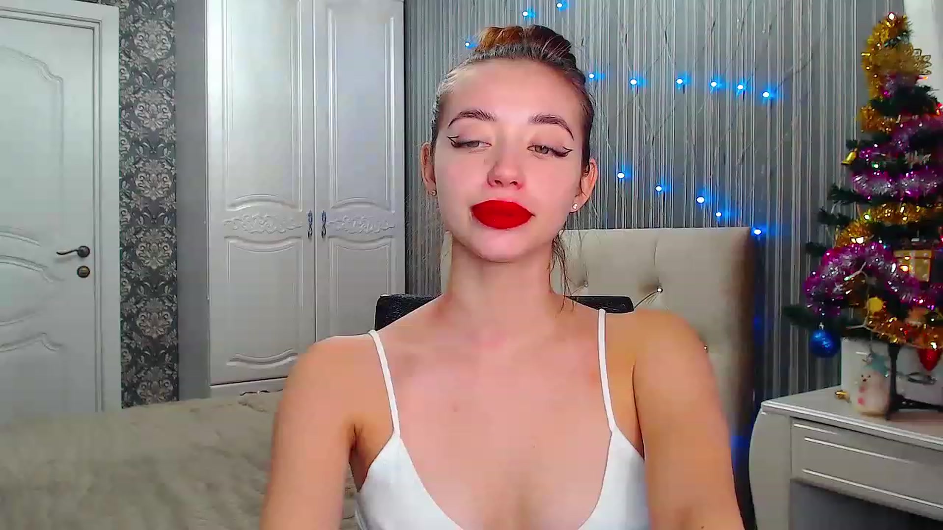 Gallery image thumbnail from EmeraldLilyyy's myfreecams stream on, 12/22/2022, 09:17 image 11 of 20