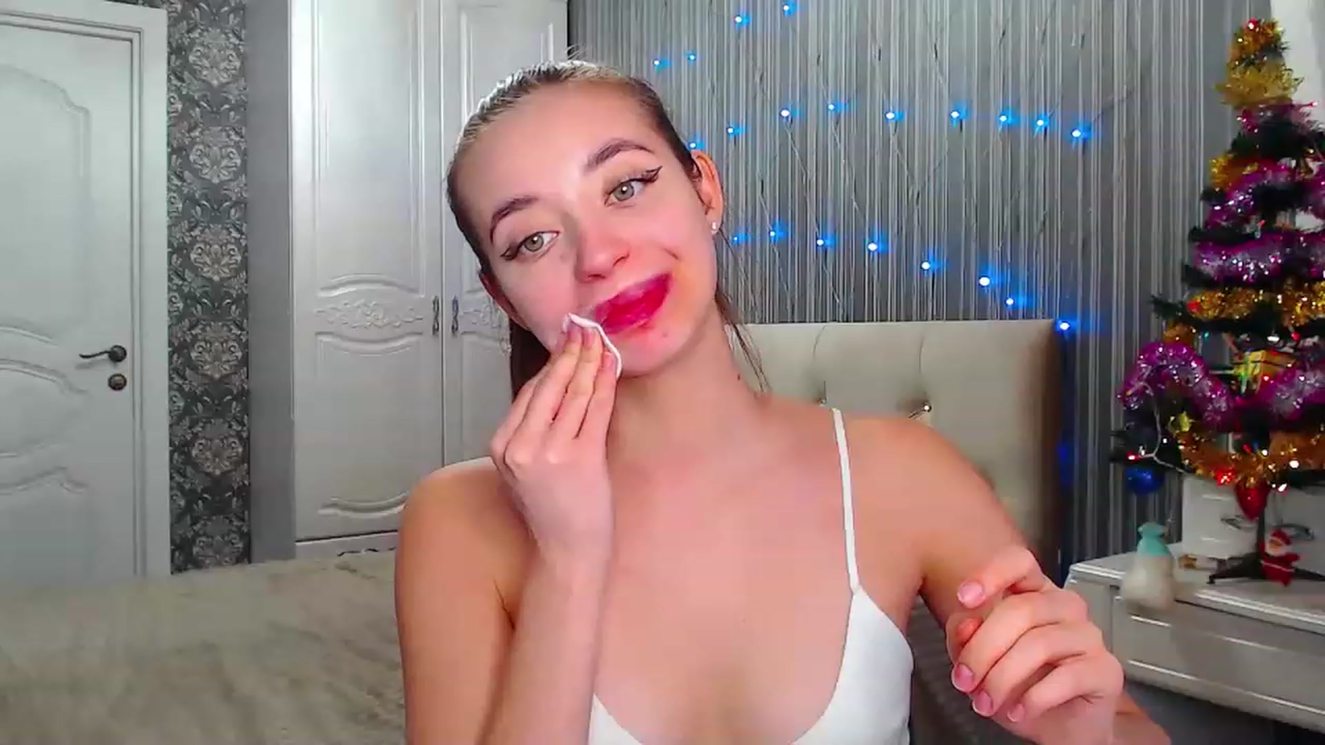 Gallery image thumbnail from EmeraldLilyyy's myfreecams stream on, 12/22/2022, 09:17 image 17 of 20