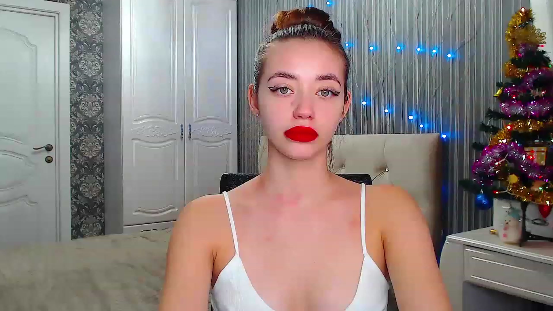 Gallery image thumbnail from EmeraldLilyyy's myfreecams stream on, 12/22/2022, 09:17 image 6 of 20