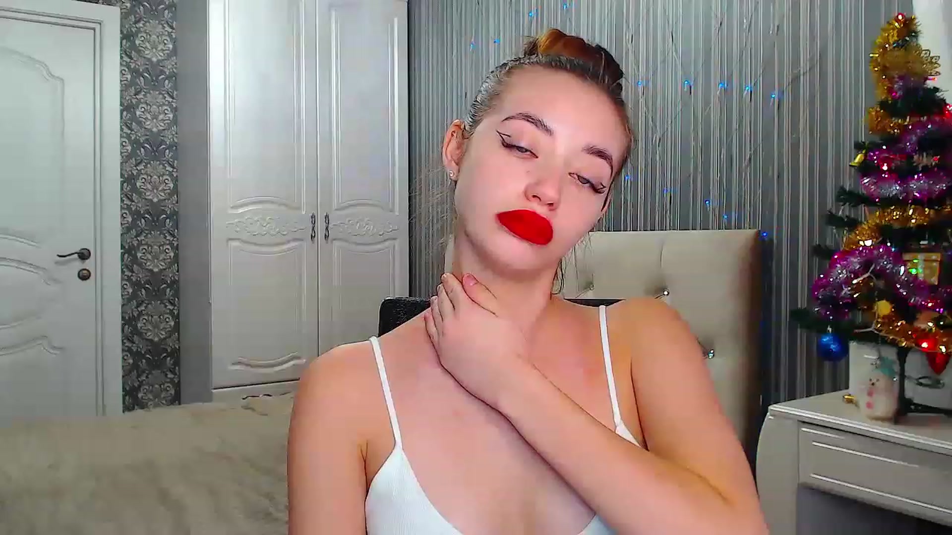 Gallery image thumbnail from EmeraldLilyyy's myfreecams stream on, 12/22/2022, 09:17 image 9 of 20