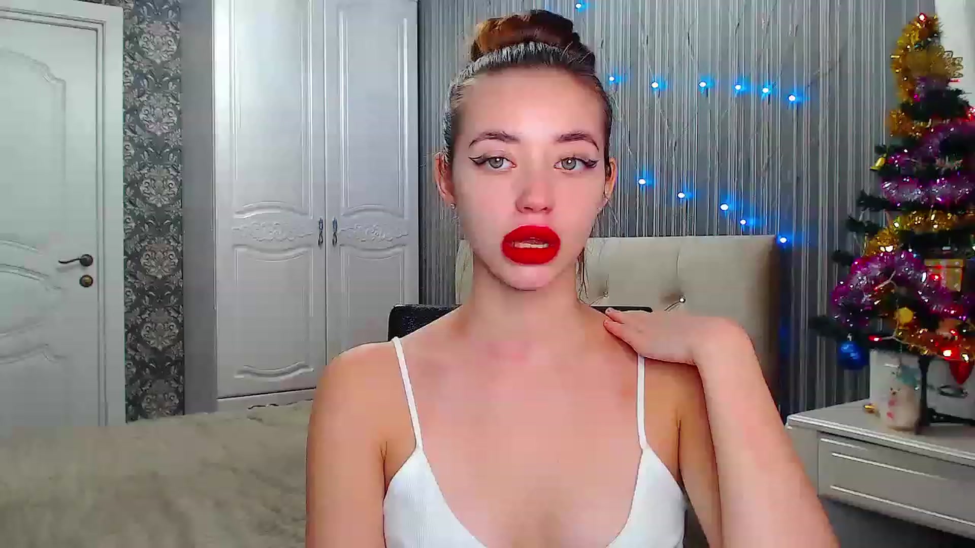 Gallery image thumbnail from EmeraldLilyyy's myfreecams stream on, 12/22/2022, 09:17 image 5 of 20