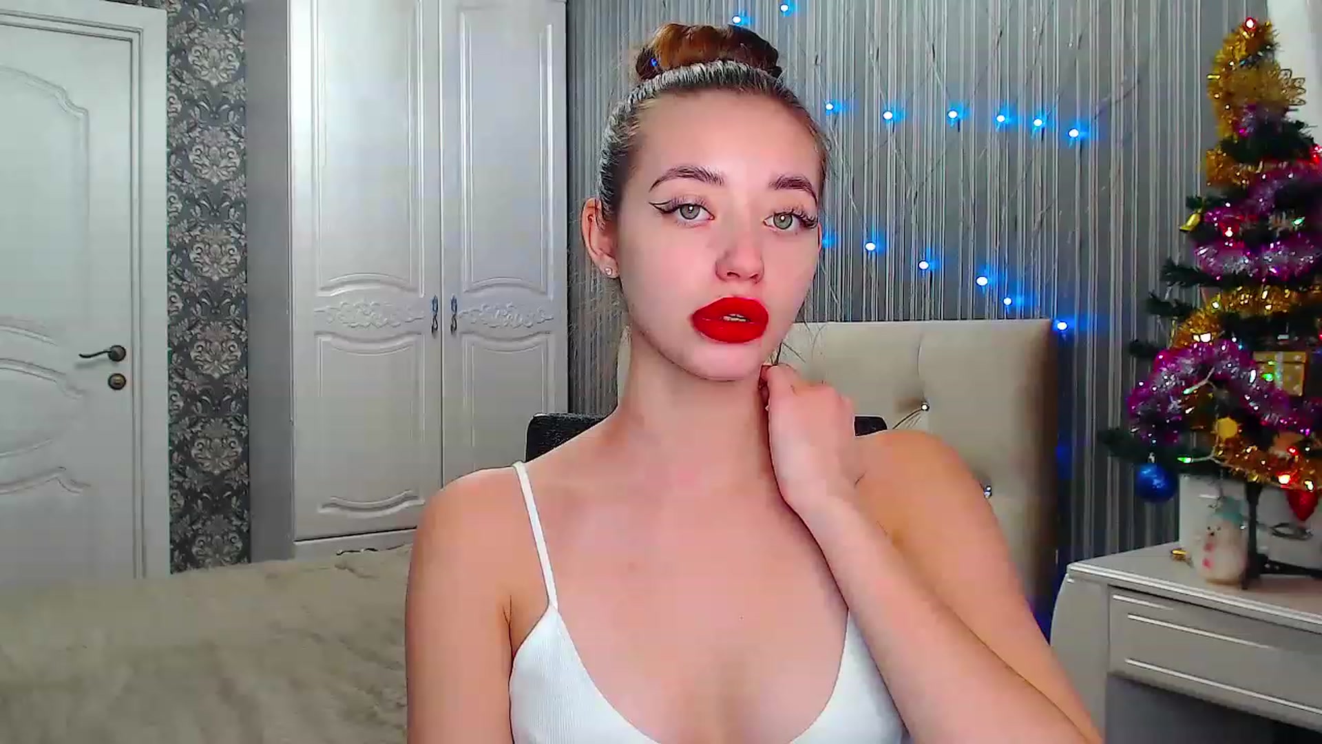 Gallery image thumbnail from EmeraldLilyyy's myfreecams stream on, 12/22/2022, 09:17 image 10 of 20