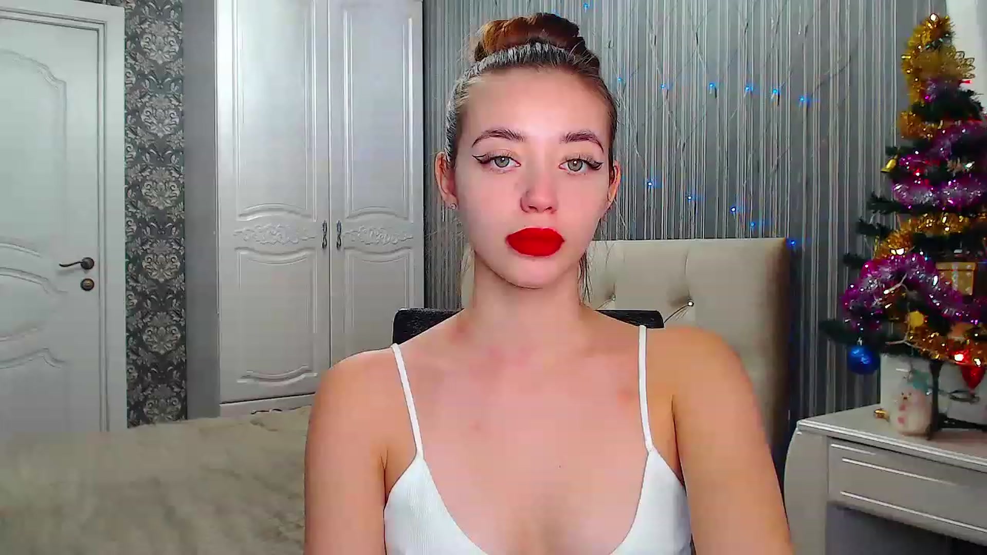 Gallery image thumbnail from EmeraldLilyyy's myfreecams stream on, 12/22/2022, 09:17 image 7 of 20