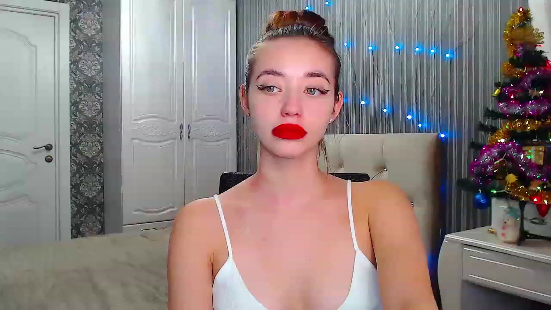 Gallery image thumbnail from EmeraldLilyyy's myfreecams stream on, 12/22/2022, 09:17 image 12 of 20