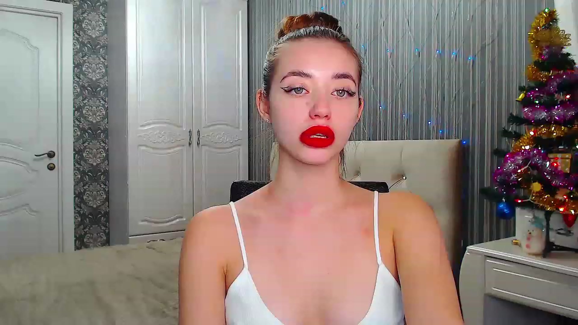 Gallery image thumbnail from EmeraldLilyyy's myfreecams stream on, 12/22/2022, 09:17 image 8 of 20