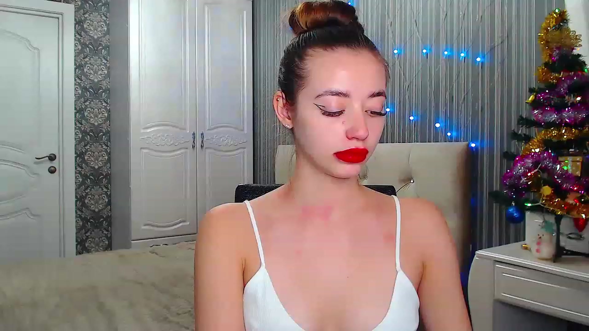 Gallery image thumbnail from EmeraldLilyyy's myfreecams stream on, 12/22/2022, 09:17 image 2 of 20