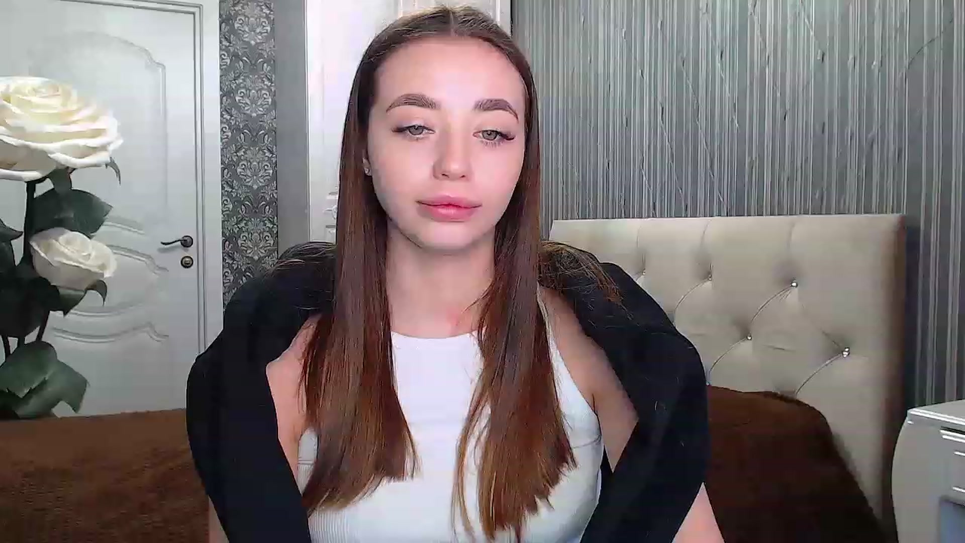 Gallery image thumbnail from EmeraldLilyyy's myfreecams stream on, 02/19/2023, 11:25 image 17 of 20