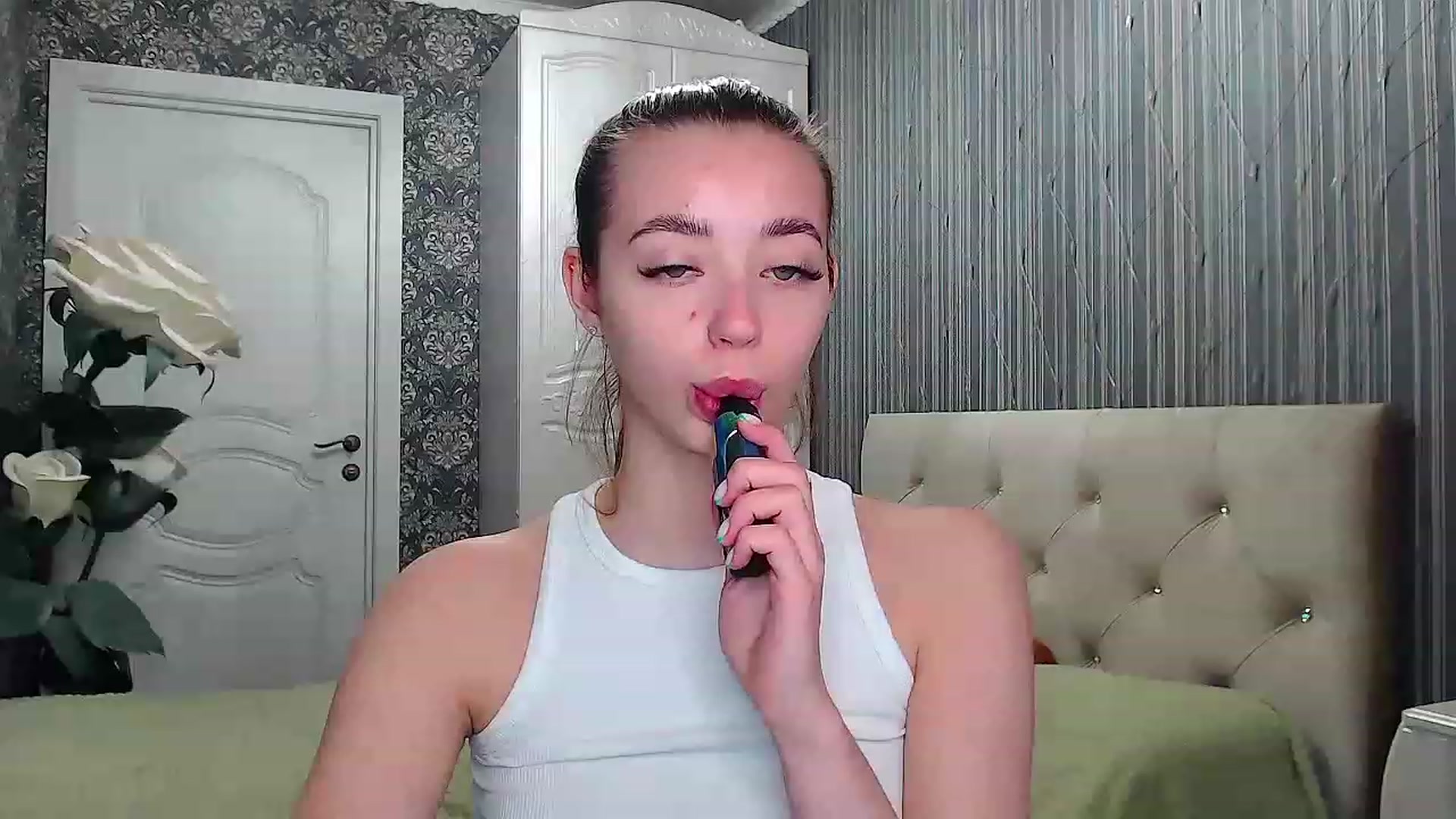 Gallery image thumbnail from EmeraldLilyyy's myfreecams stream on, 04/02/2023, 09:30 image 1 of 20