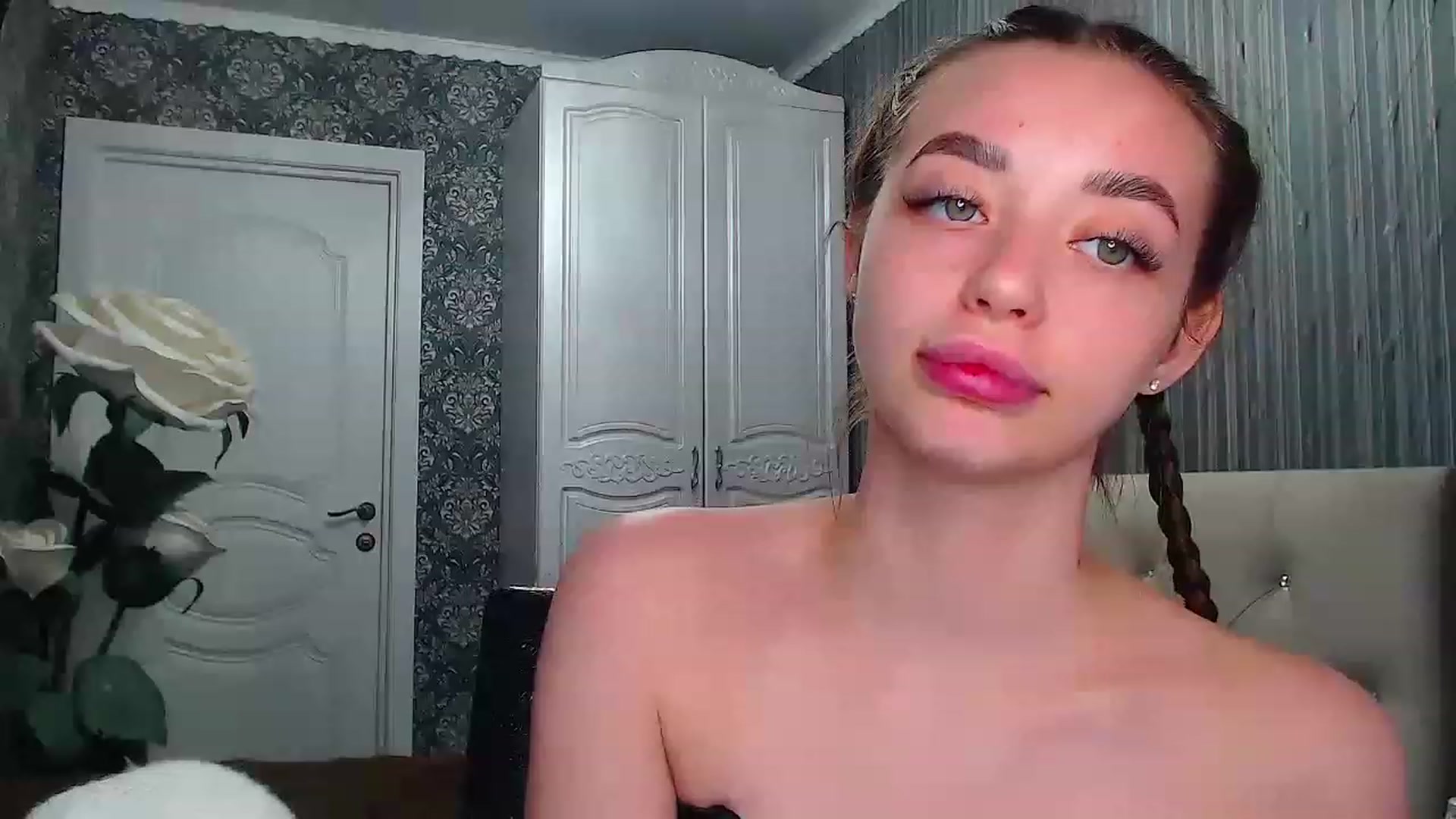 Gallery image thumbnail from EmeraldLilyyy's myfreecams stream on, 05/08/2023, 12:14 image 15 of 20