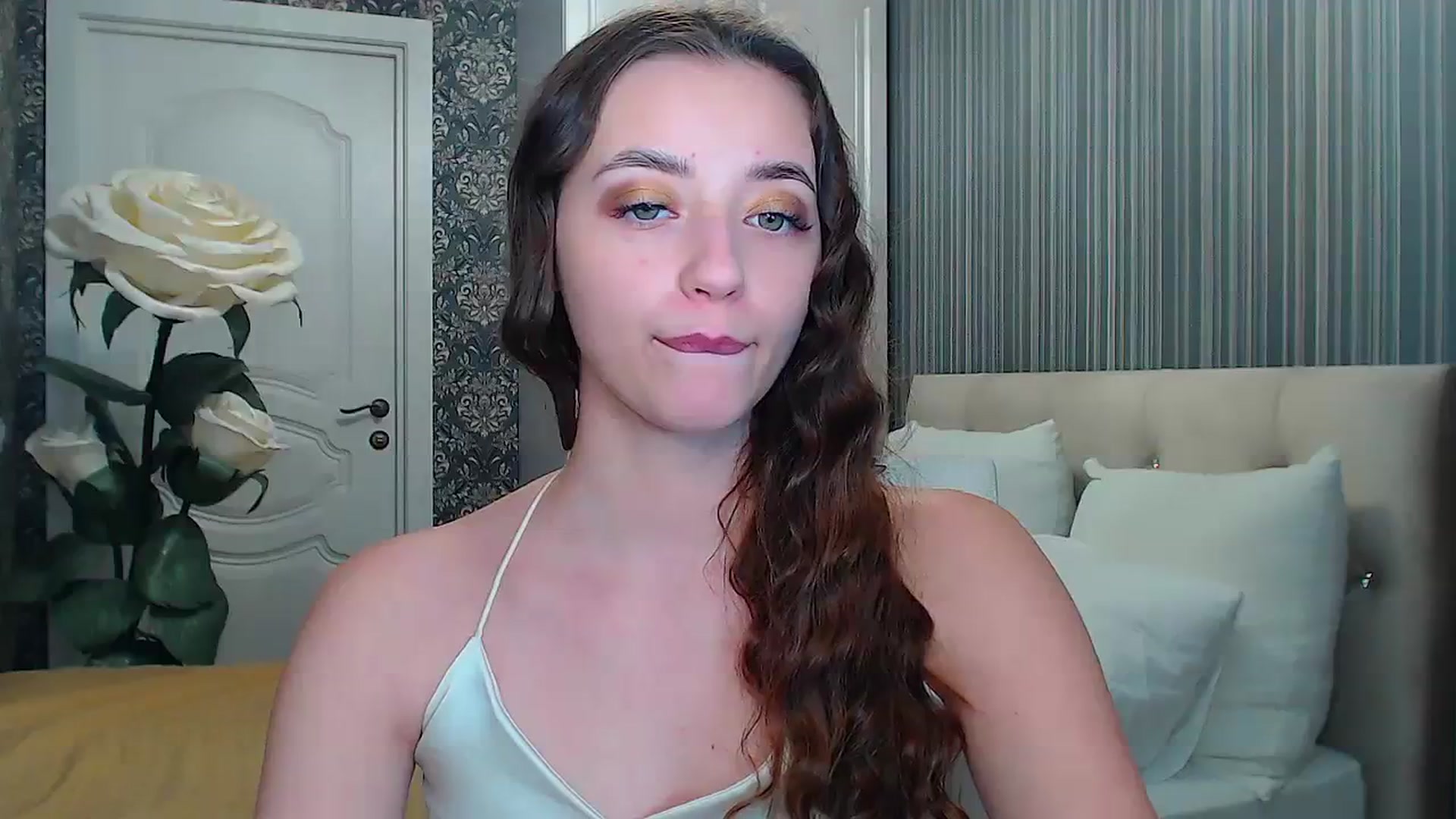 Gallery image thumbnail from EmeraldLilyyy's myfreecams stream on, 12/07/2023, 11:16 image 14 of 20