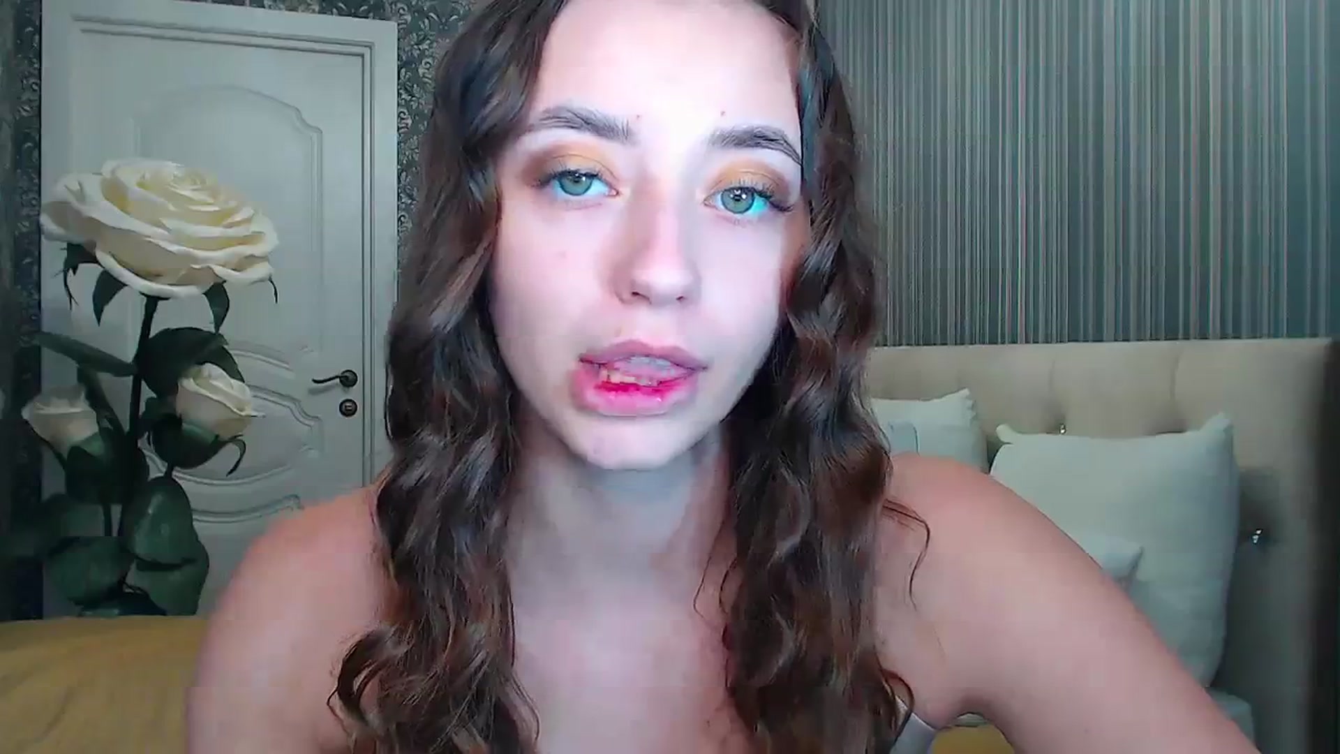 Gallery image thumbnail from EmeraldLilyyy's myfreecams stream on, 12/07/2023, 11:16 image 3 of 20