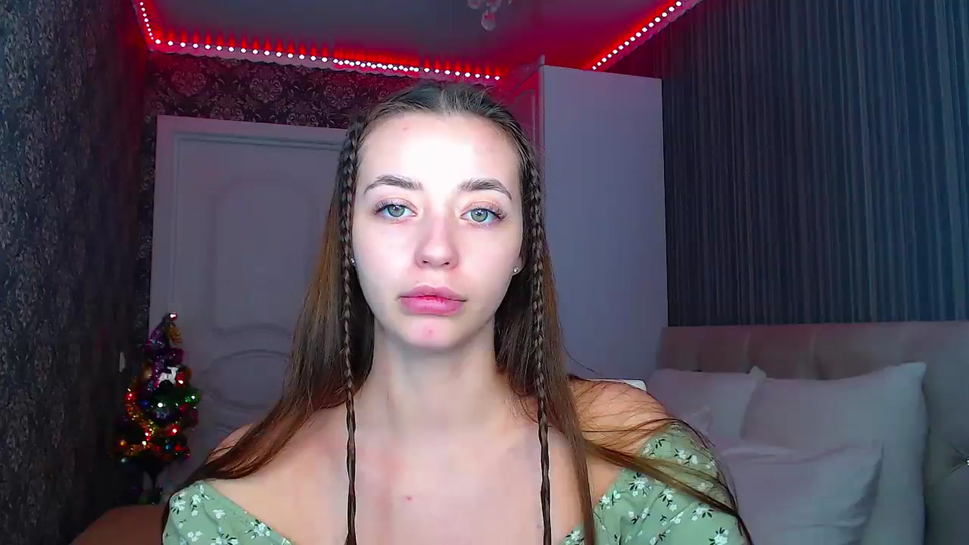 Gallery image thumbnail from EmeraldLilyyy's myfreecams stream on, 12/18/2023, 11:59 image 17 of 20