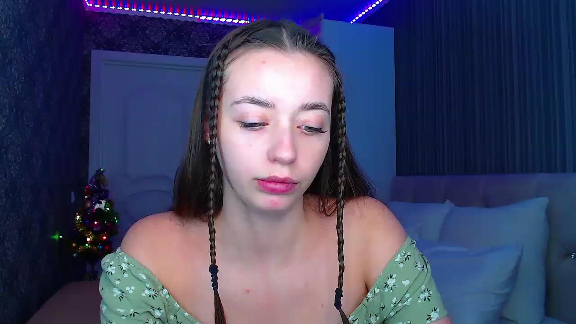 Gallery image thumbnail from EmeraldLilyyy's myfreecams stream on, 12/18/2023, 11:59 image 1 of 20