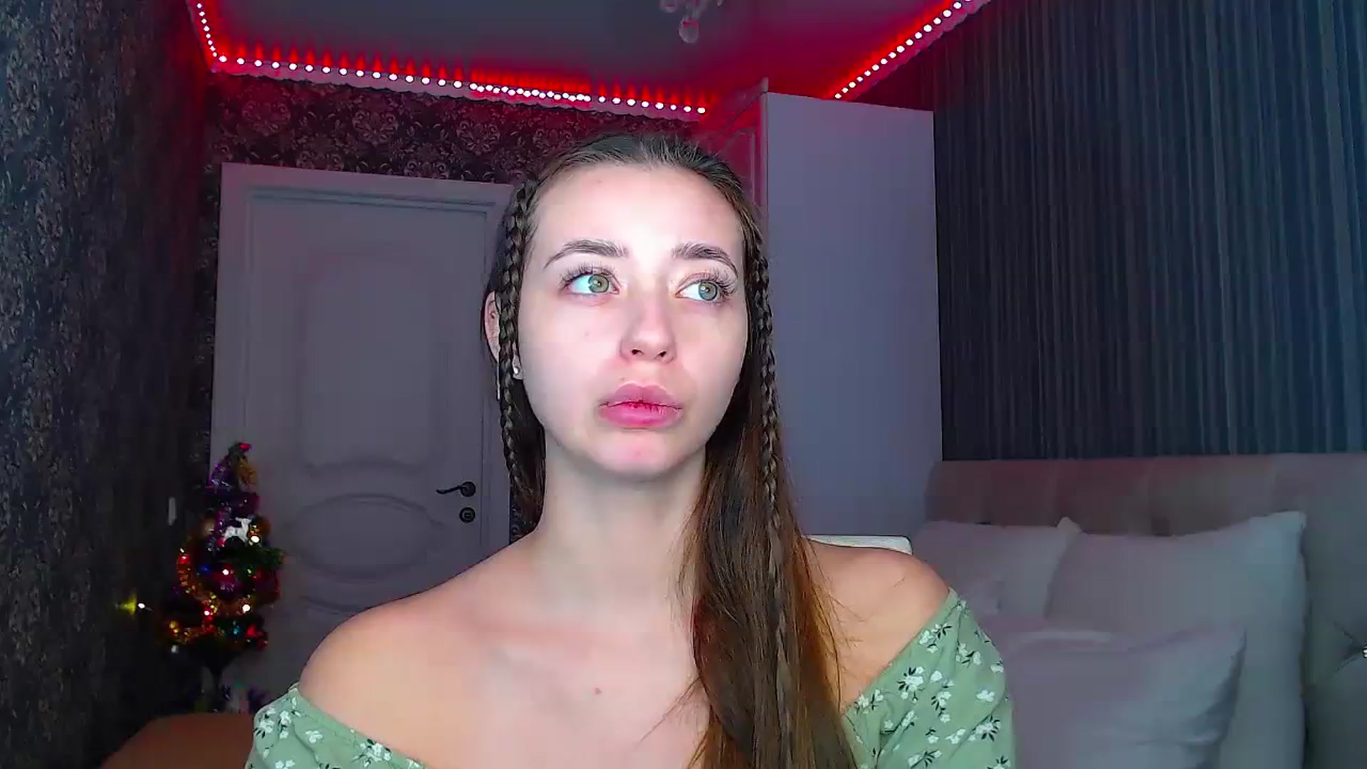 Gallery image thumbnail from EmeraldLilyyy's myfreecams stream on, 12/18/2023, 11:59 image 18 of 20