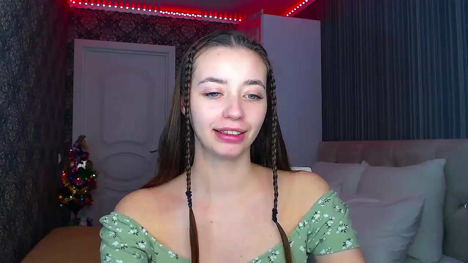 Gallery image thumbnail from EmeraldLilyyy's myfreecams stream on, 12/18/2023, 11:59 image 16 of 20