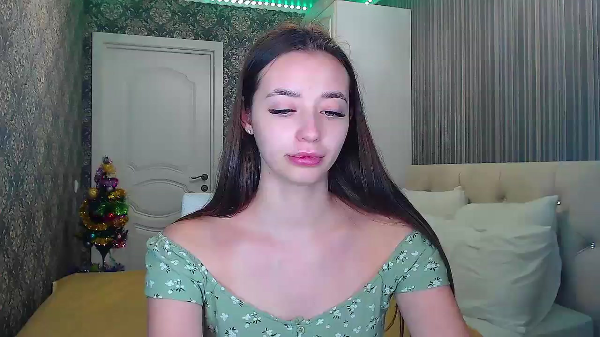 Gallery image thumbnail from EmeraldLilyyy's myfreecams stream on, 12/28/2023, 11:43 image 15 of 20