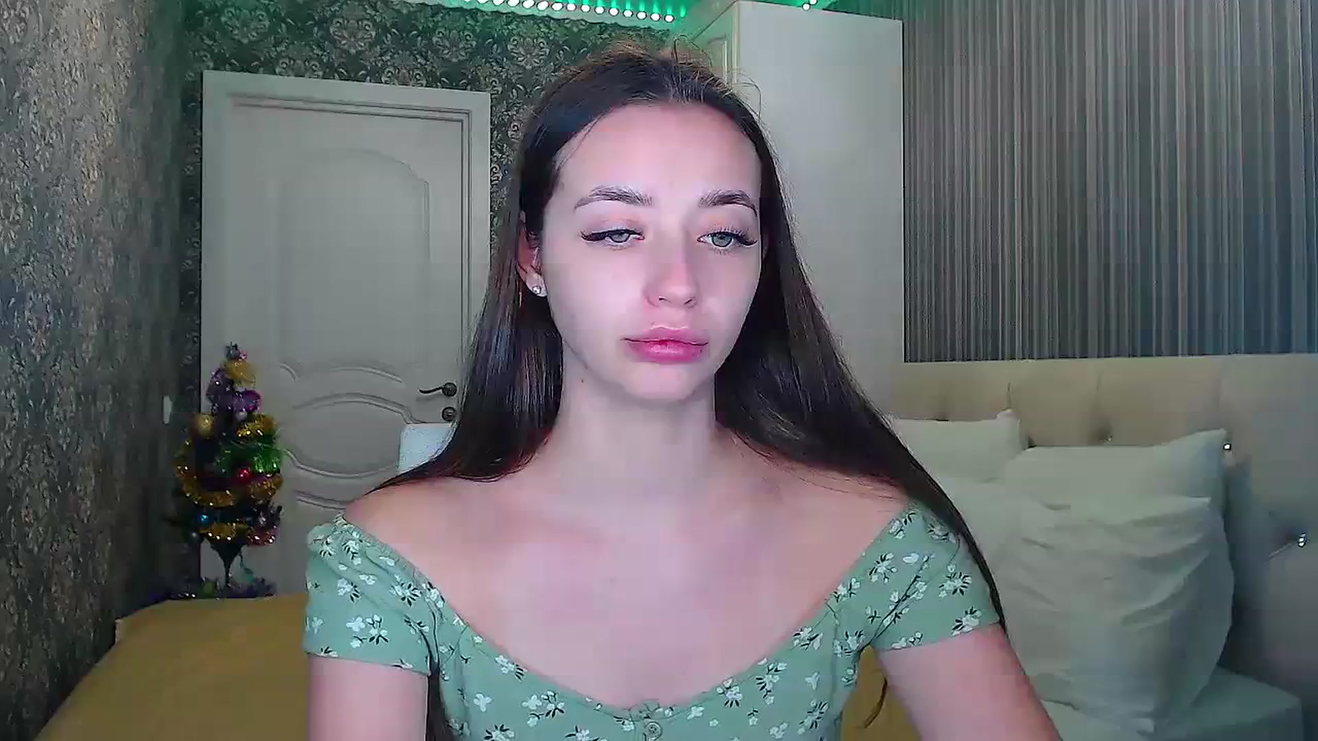 Gallery image thumbnail from EmeraldLilyyy's myfreecams stream on, 12/28/2023, 11:43 image 14 of 20
