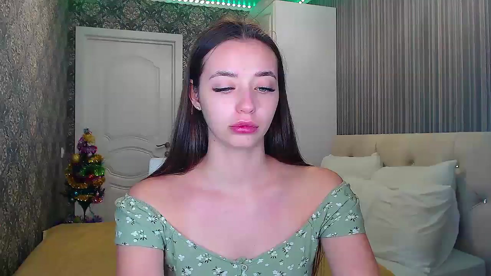 Gallery image thumbnail from EmeraldLilyyy's myfreecams stream on, 12/28/2023, 11:43 image 10 of 20