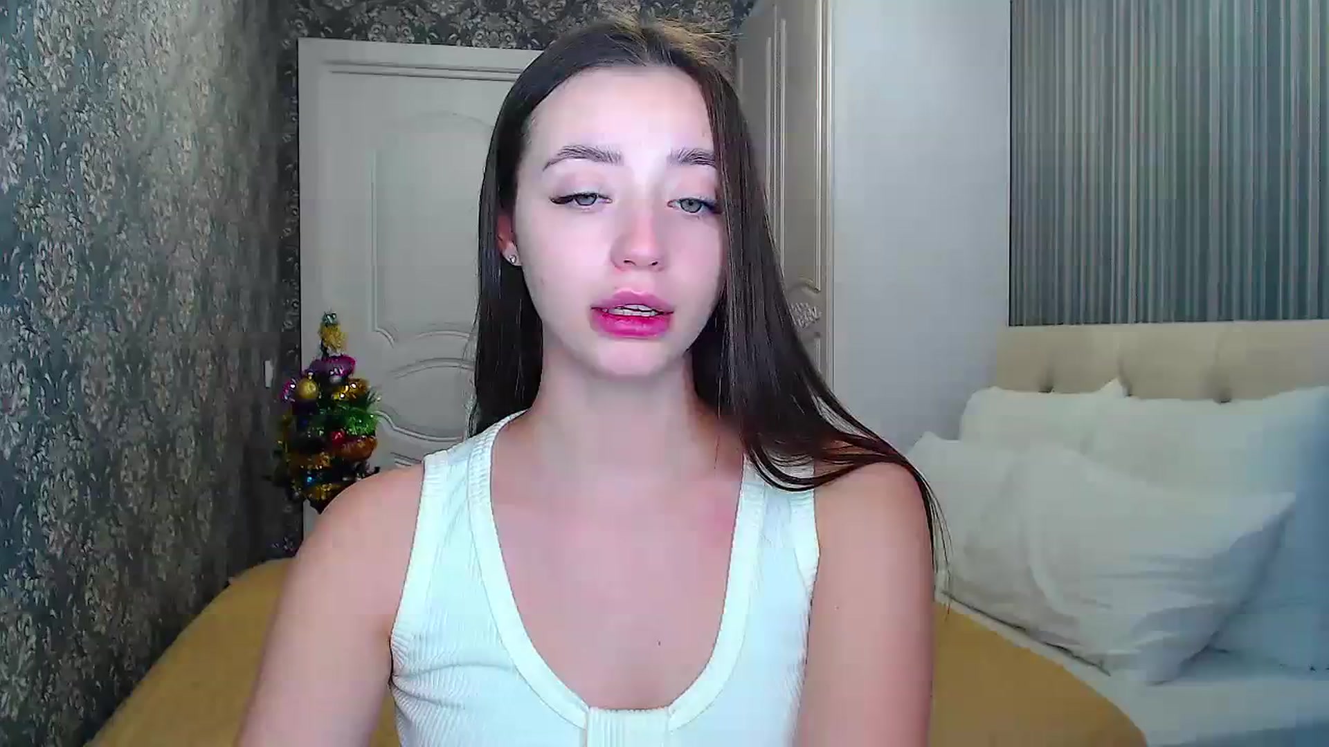 Gallery image thumbnail from EmeraldLilyyy's myfreecams stream on, 01/10/2024, 10:56 image 4 of 20