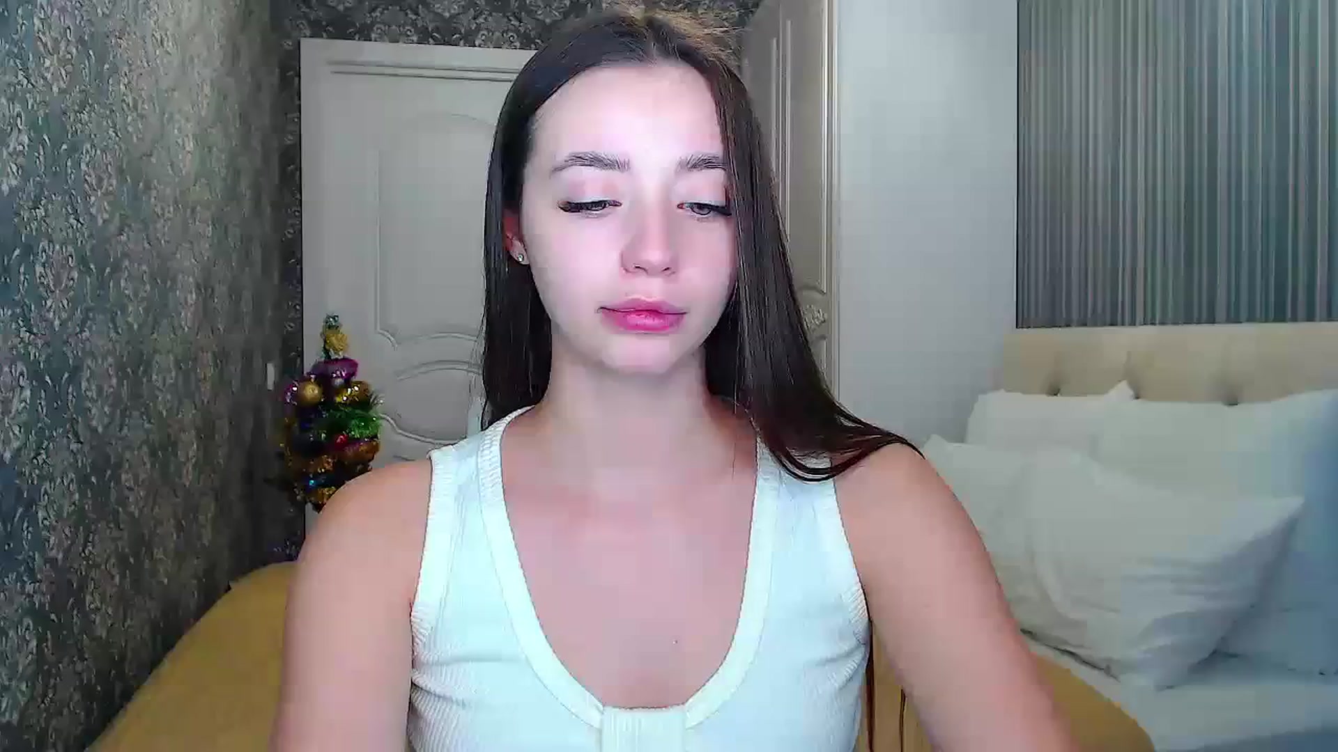 Gallery image thumbnail from EmeraldLilyyy's myfreecams stream on, 01/10/2024, 10:56 image 3 of 20