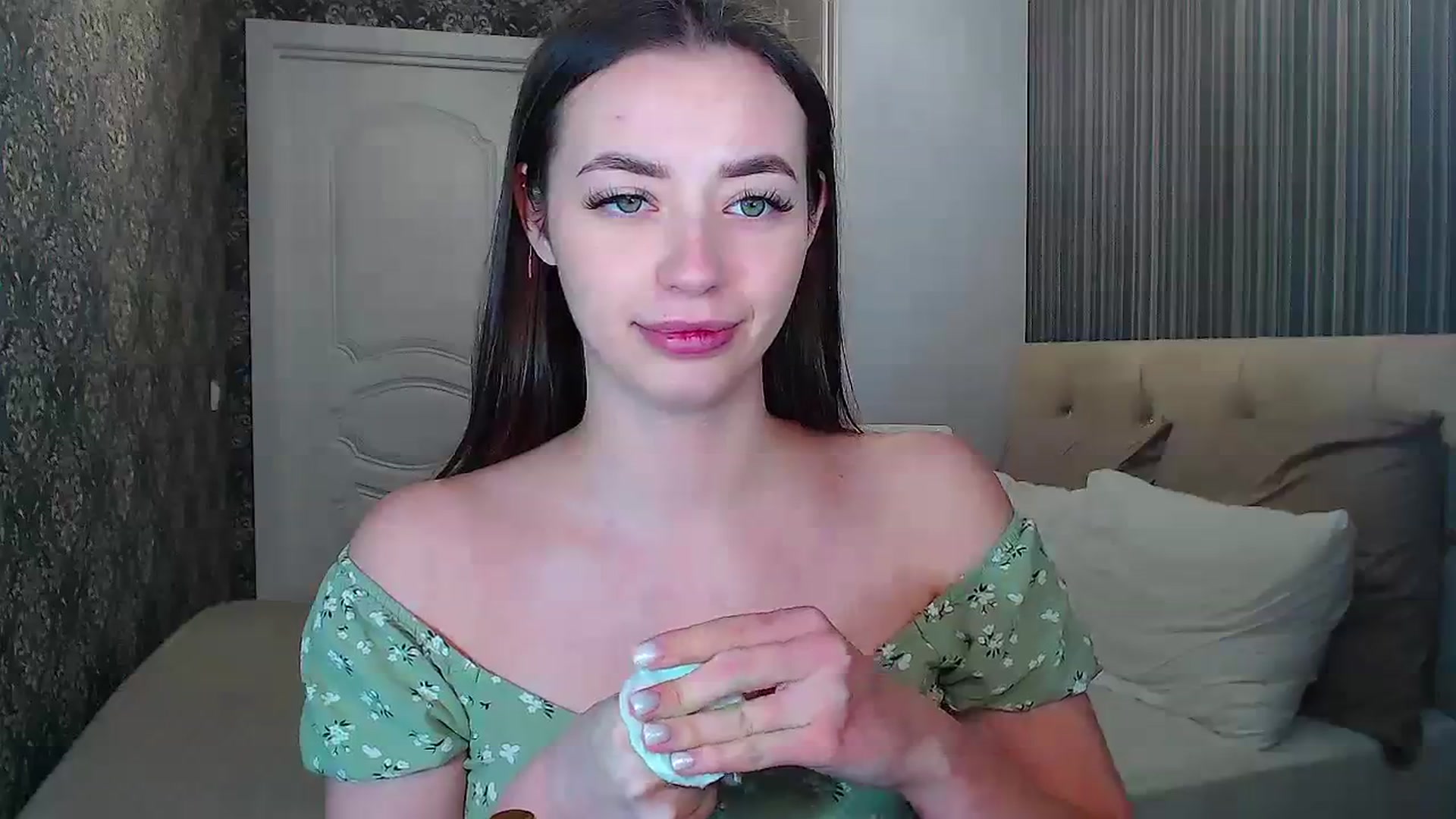Gallery image thumbnail from EmeraldLilyyy's myfreecams stream on, 02/15/2024, 13:52 image 10 of 20