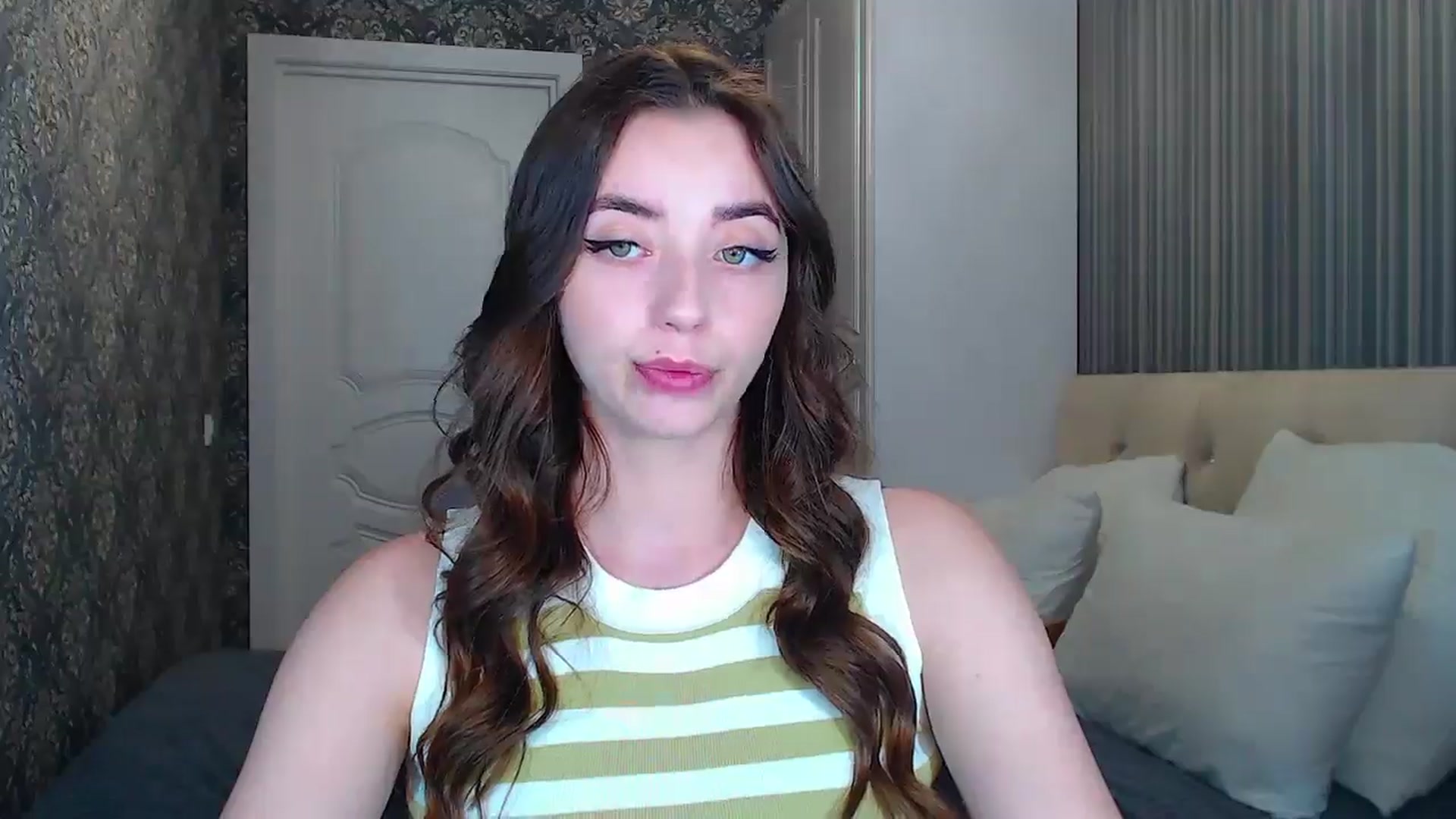 Gallery image thumbnail from EmeraldLilyyy's myfreecams stream on, 06/07/2024, 07:55 image 19 of 20