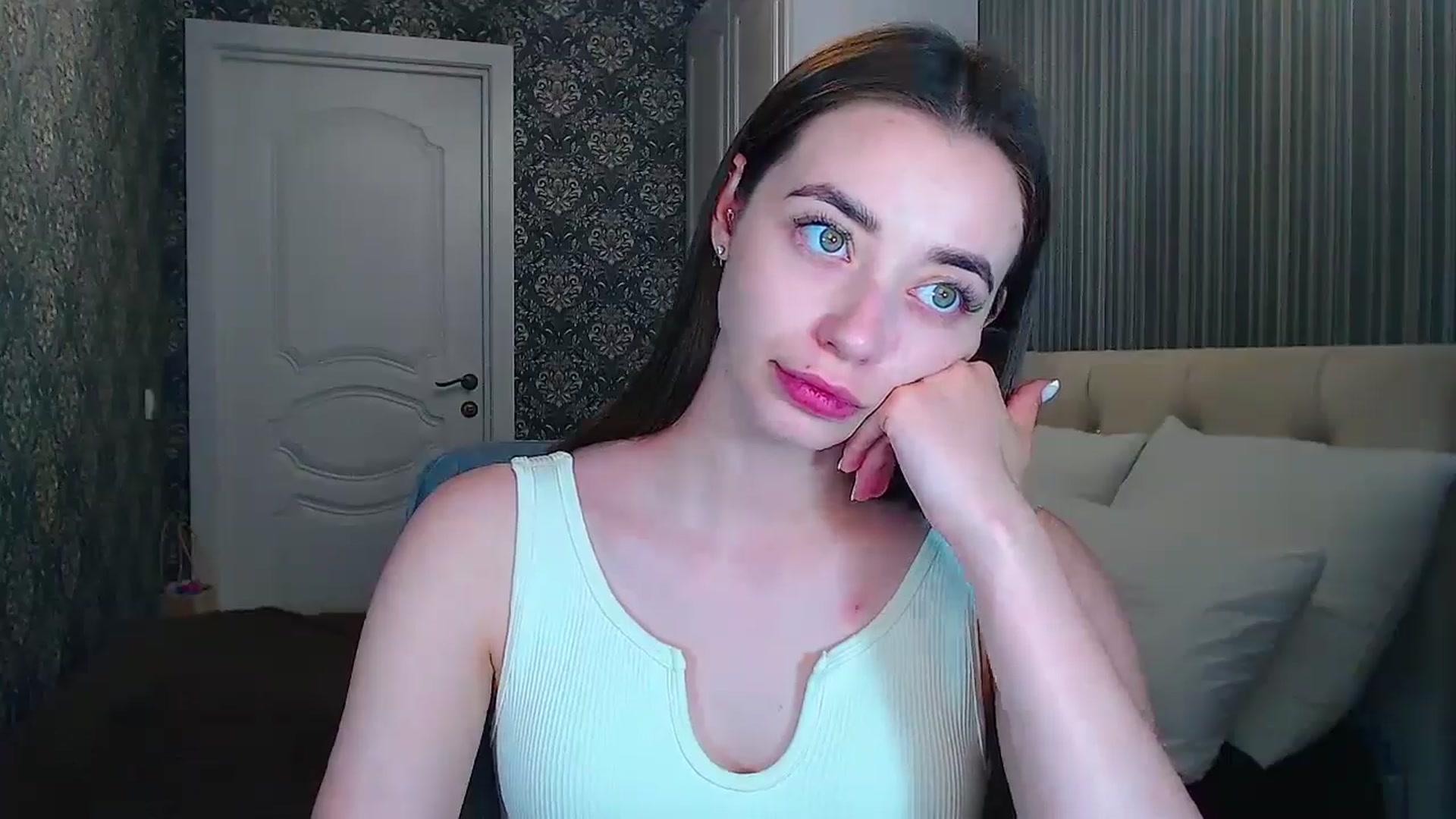 Gallery image thumbnail from EmeraldLilyyy's myfreecams stream on, 06/23/2024, 16:21 image 15 of 20